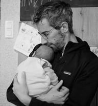 Papa et son bébé en postnatal