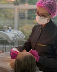 Dentista tranquila atendendo paciente feliz