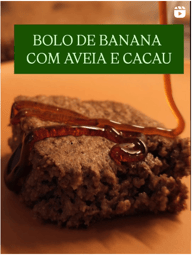 Fatia de bolo de banana com aveia e cacau sendo coberta por calda, receita saudável e funcional