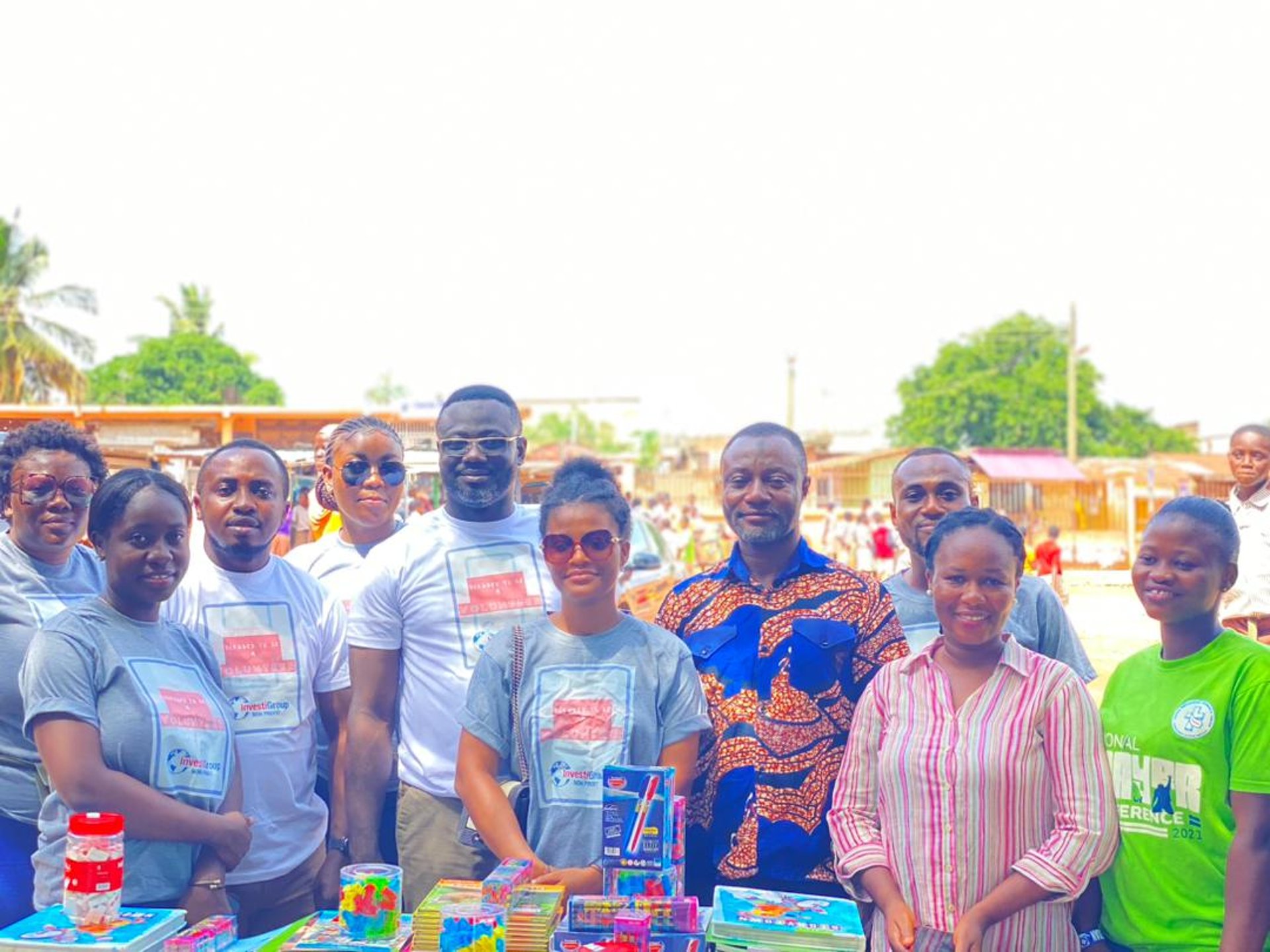 gray computer monitor