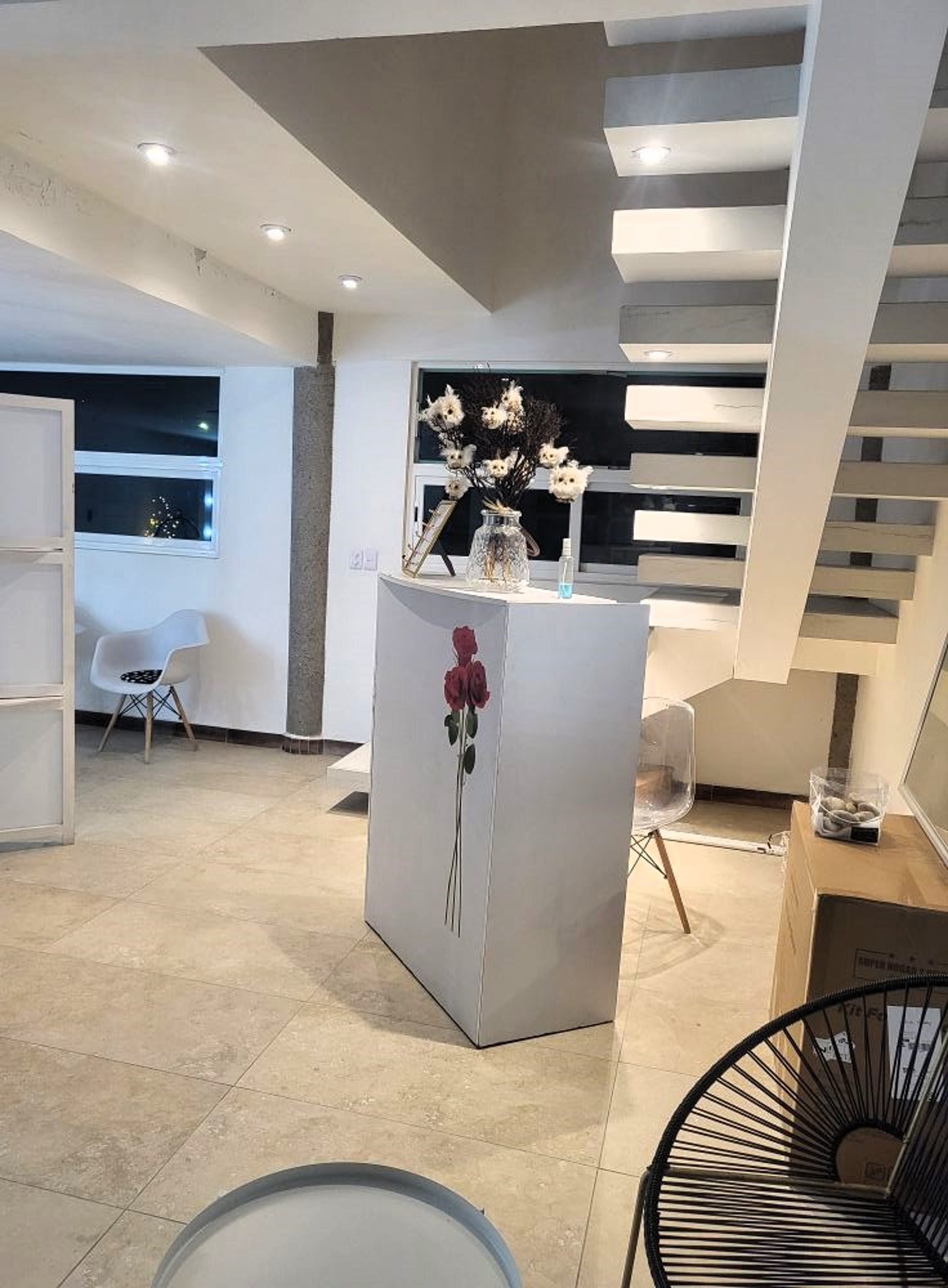 gray computer monitor