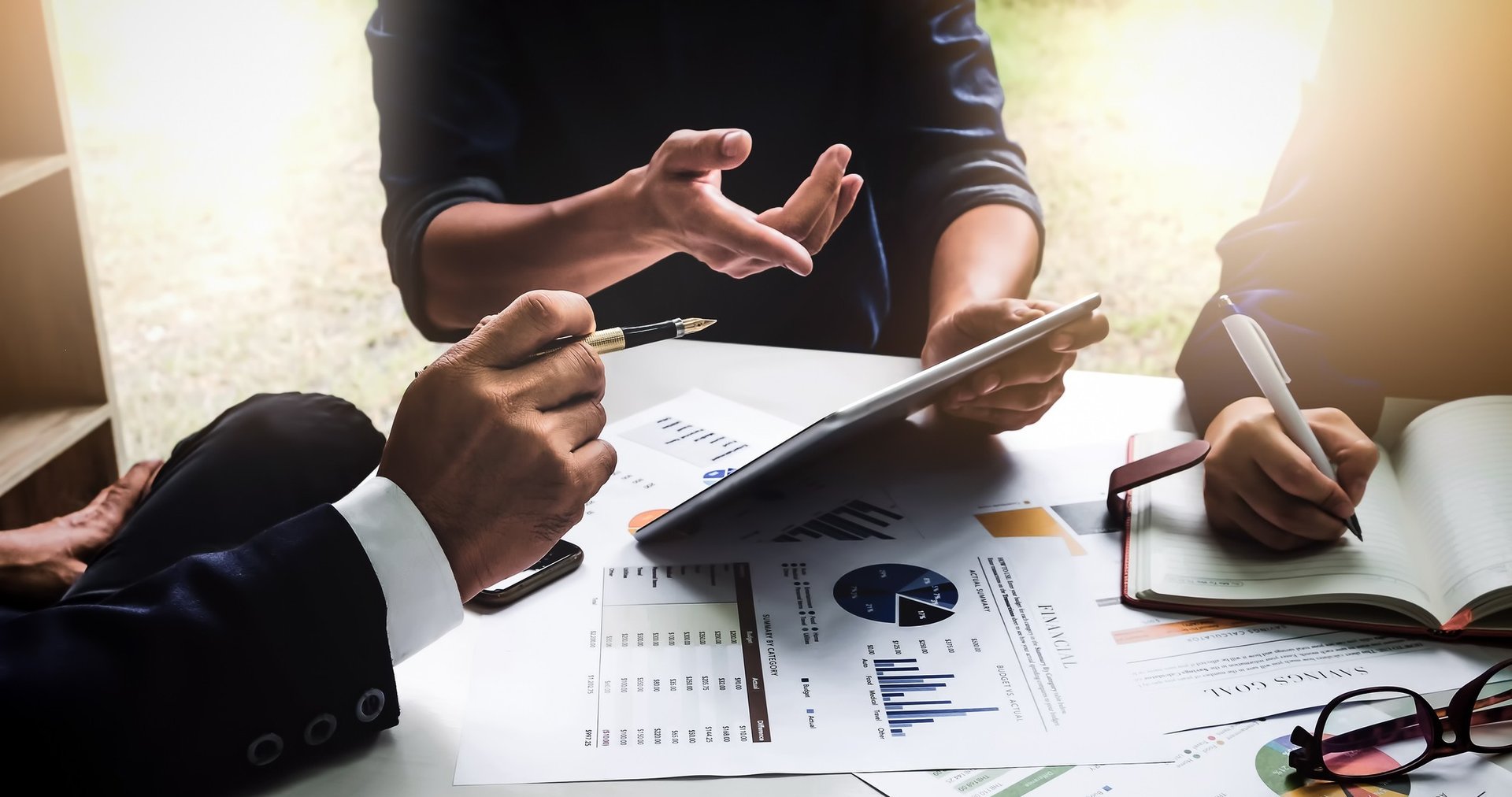 Equipe da Consultoria Brandão em reunião estratégica discutindo planejamento de gestão e metas