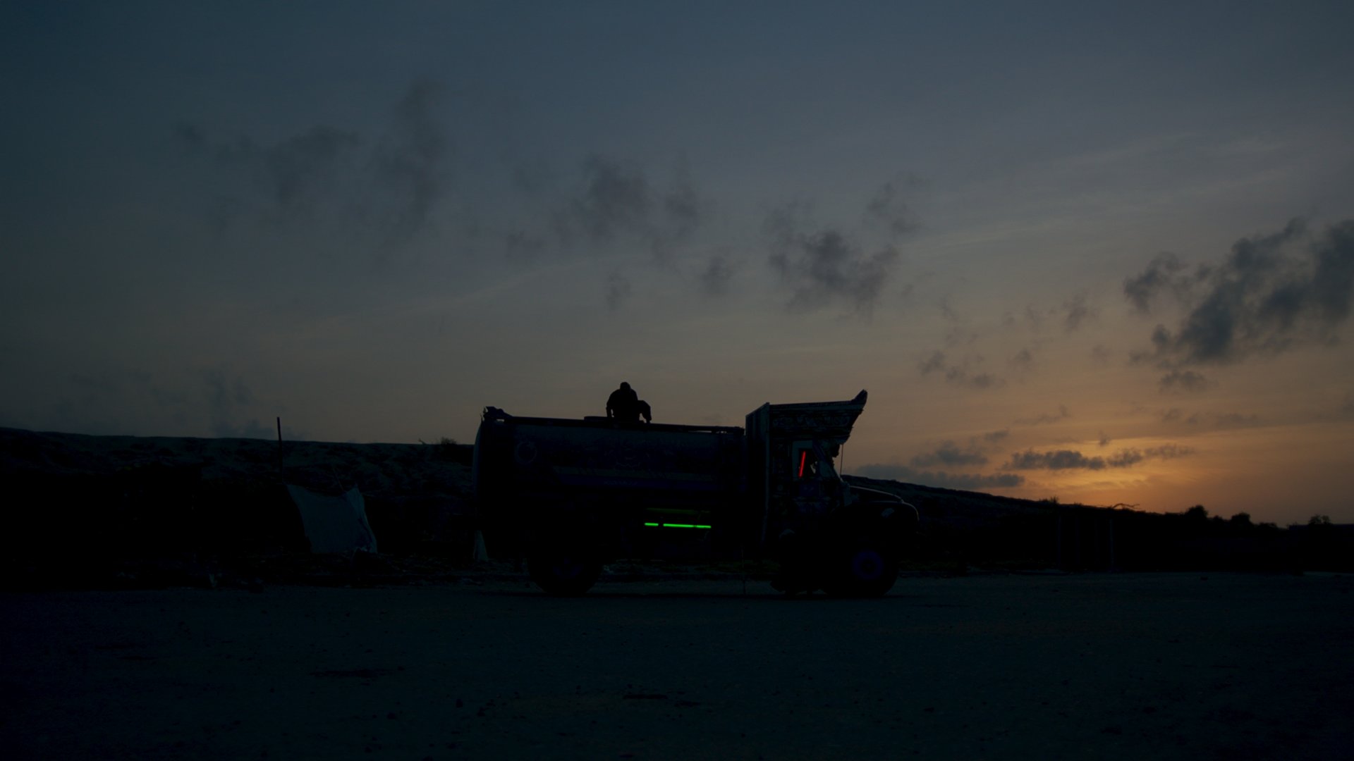 gray computer monitor