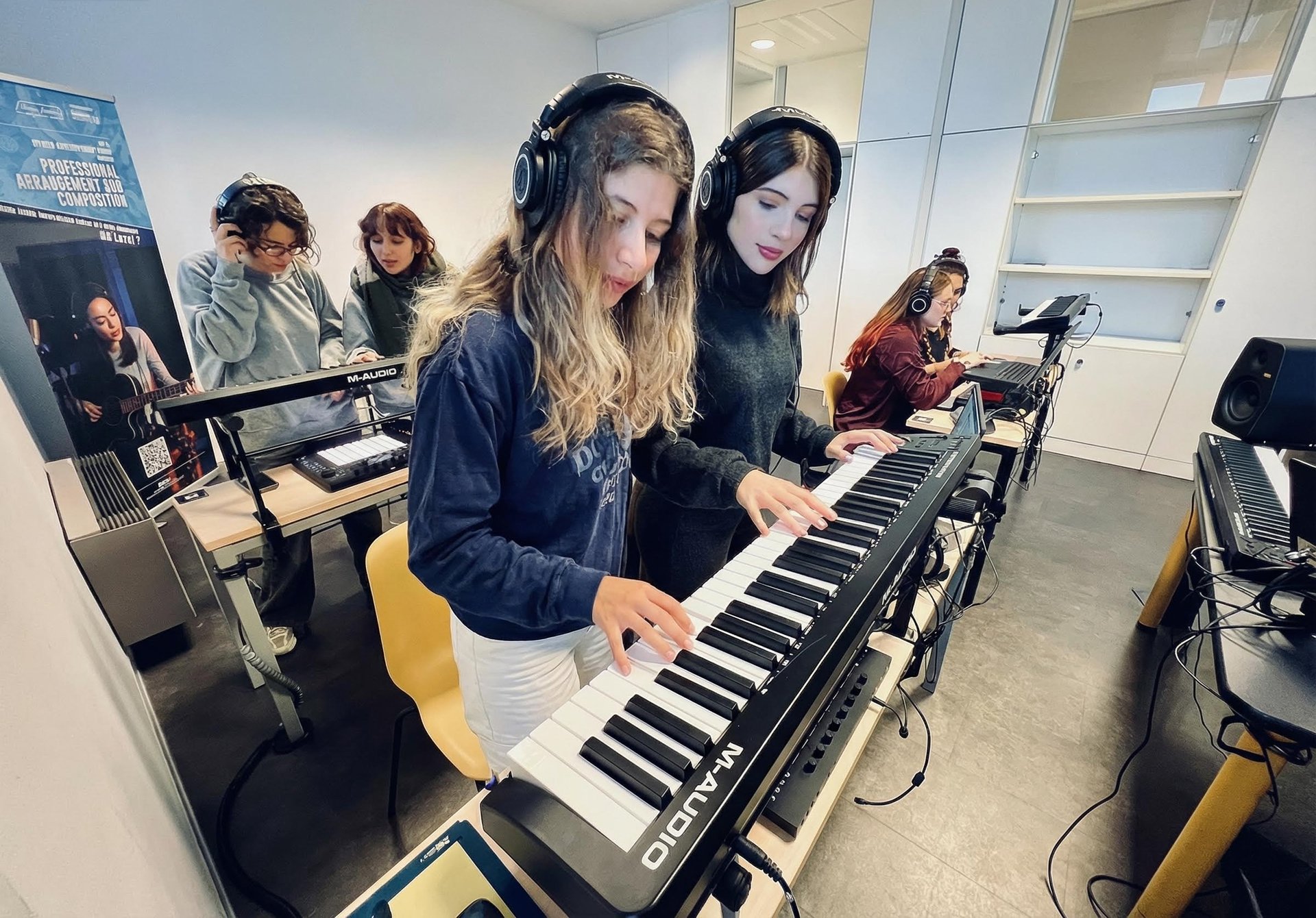 Aula Fornita di Tastiere, Controller Digitali e Computer