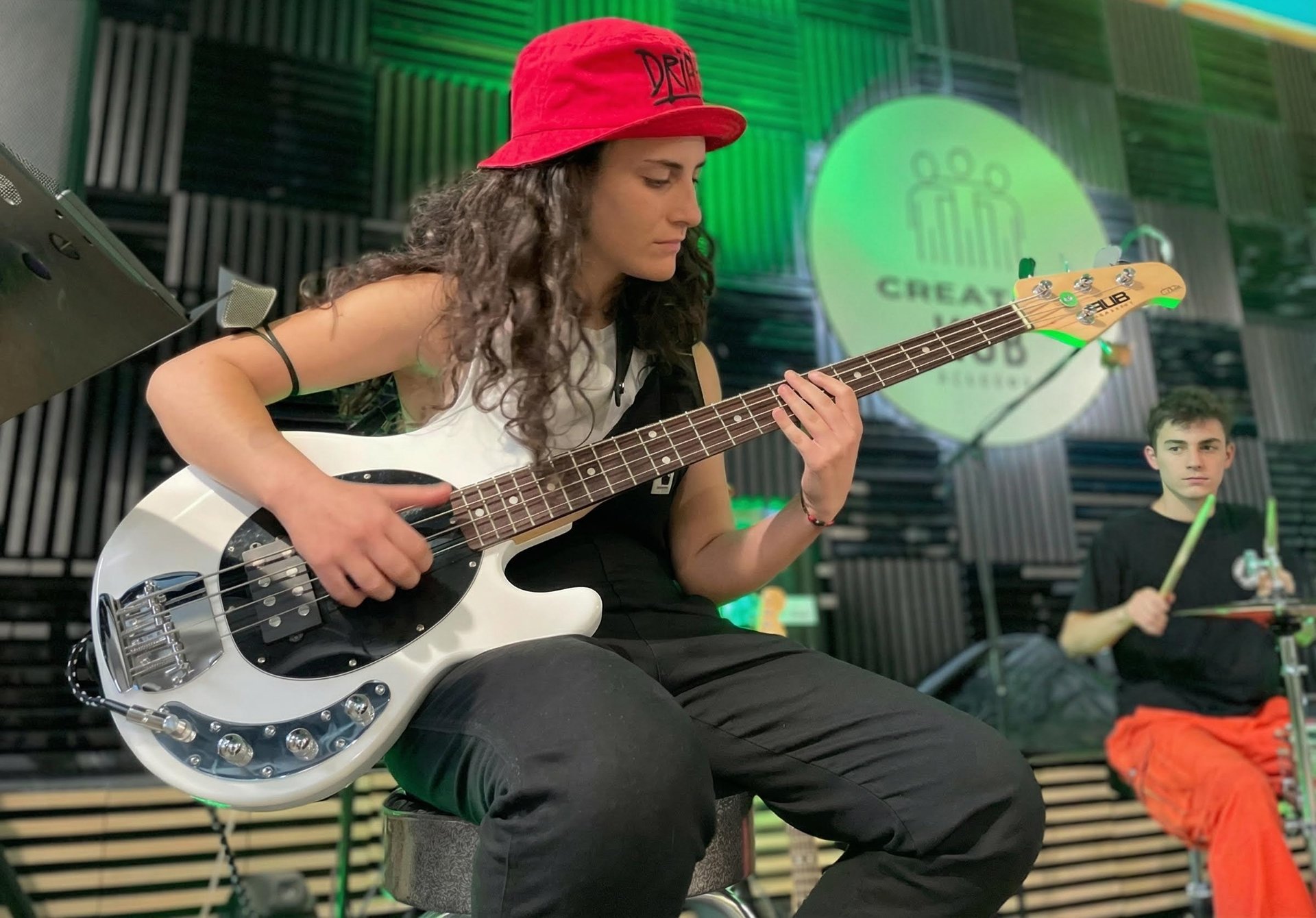 Studentessa di basso durante una lezione di gruppo