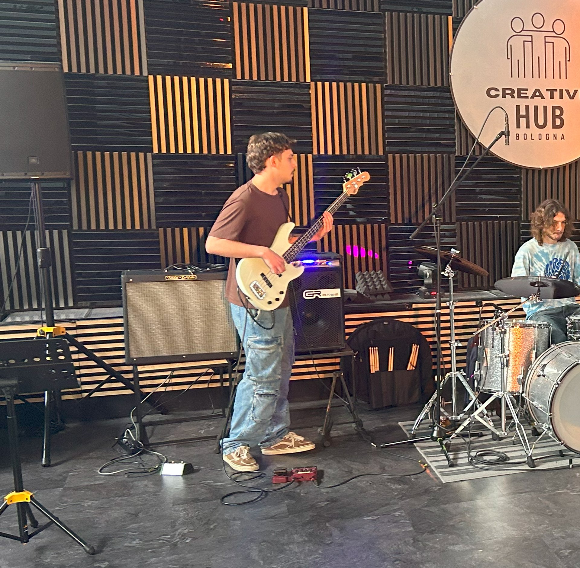 Ensemble musicale durante le lezioni di basso presso Creative Hub, Bologna