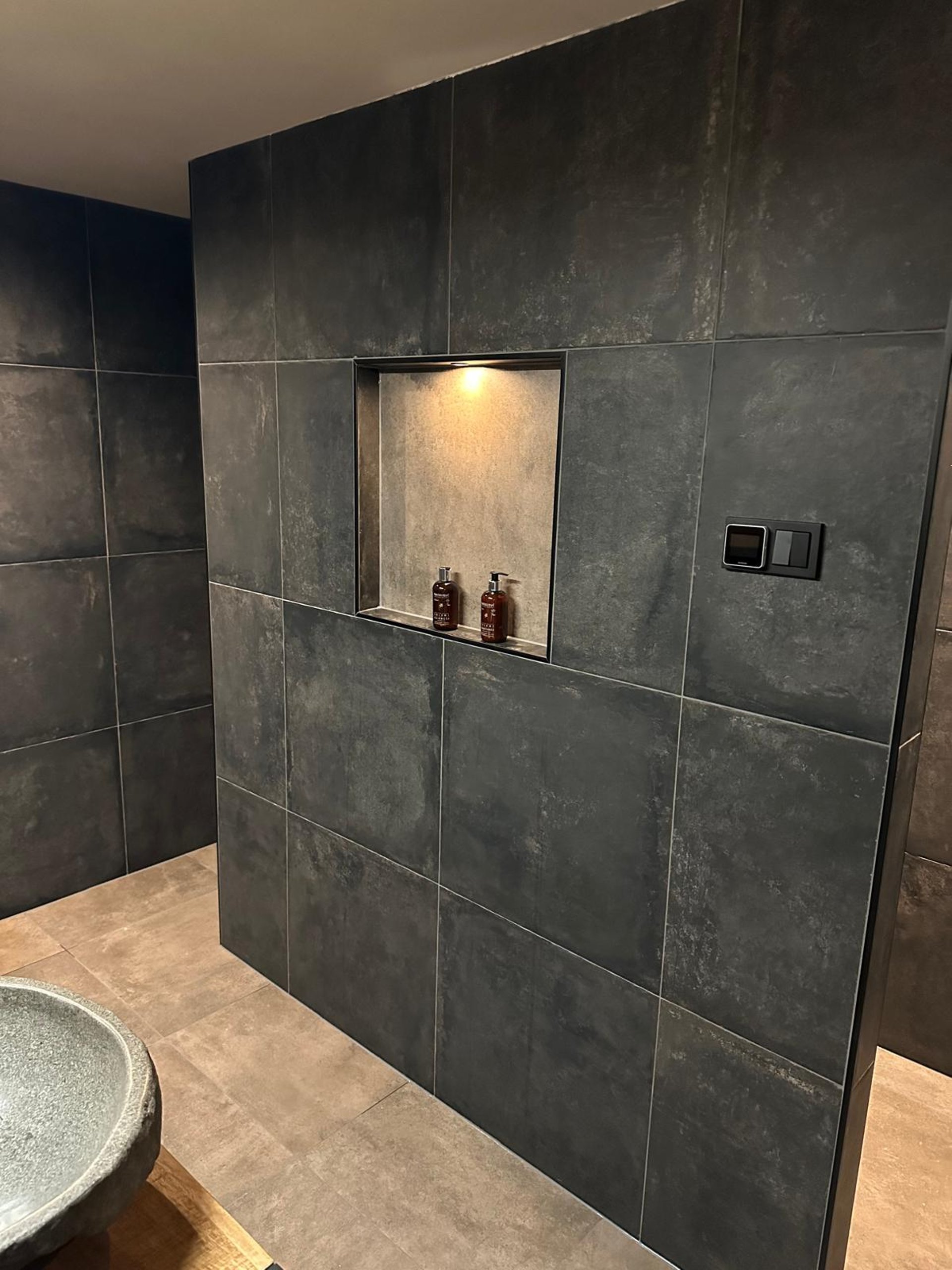 gray computer monitor