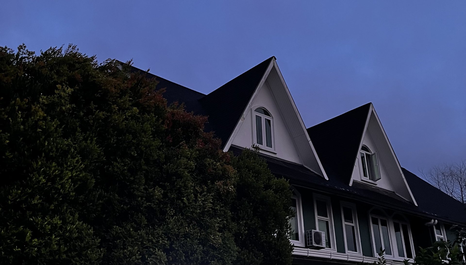 black and white bed linen