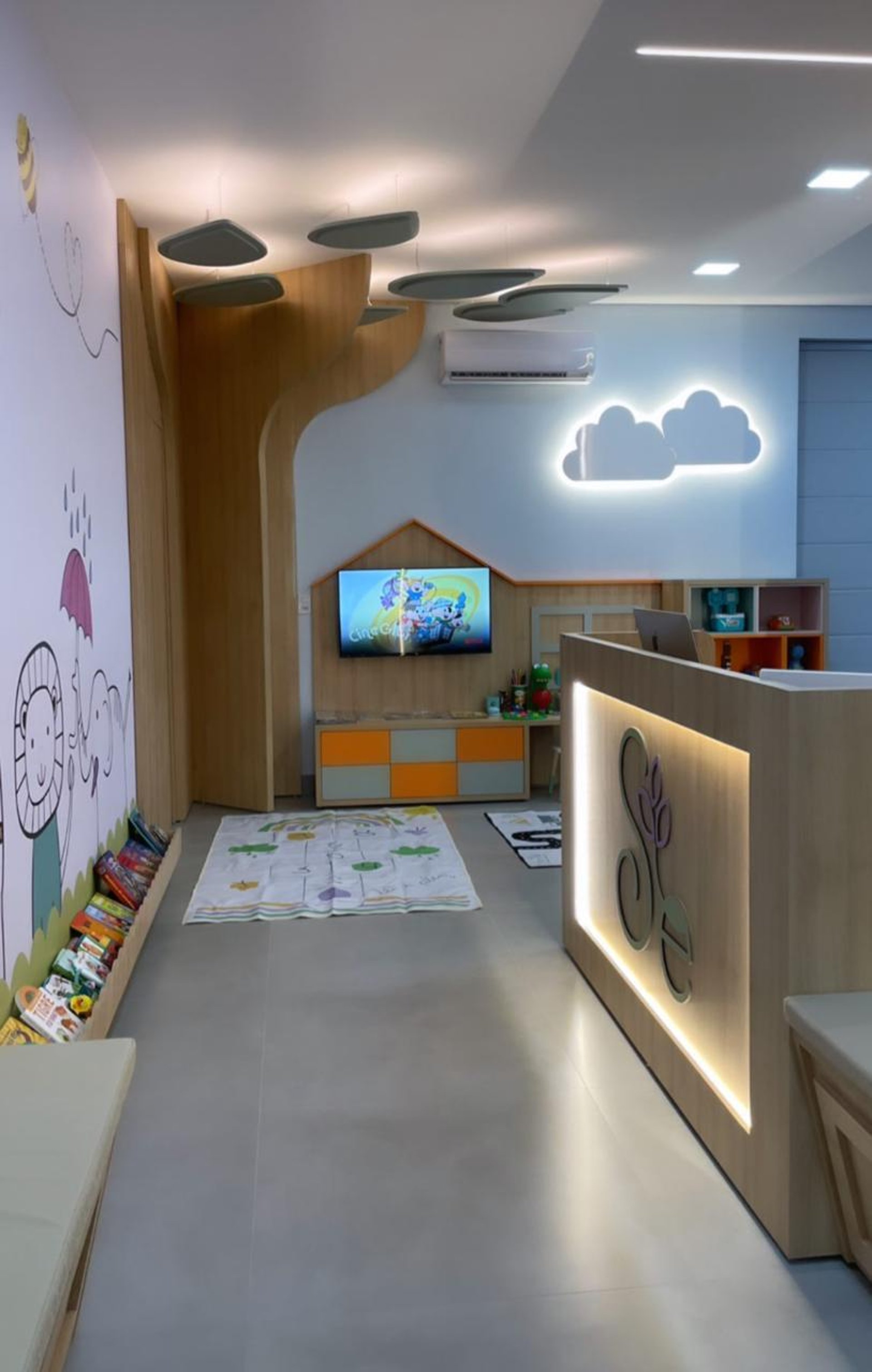 gray computer monitor