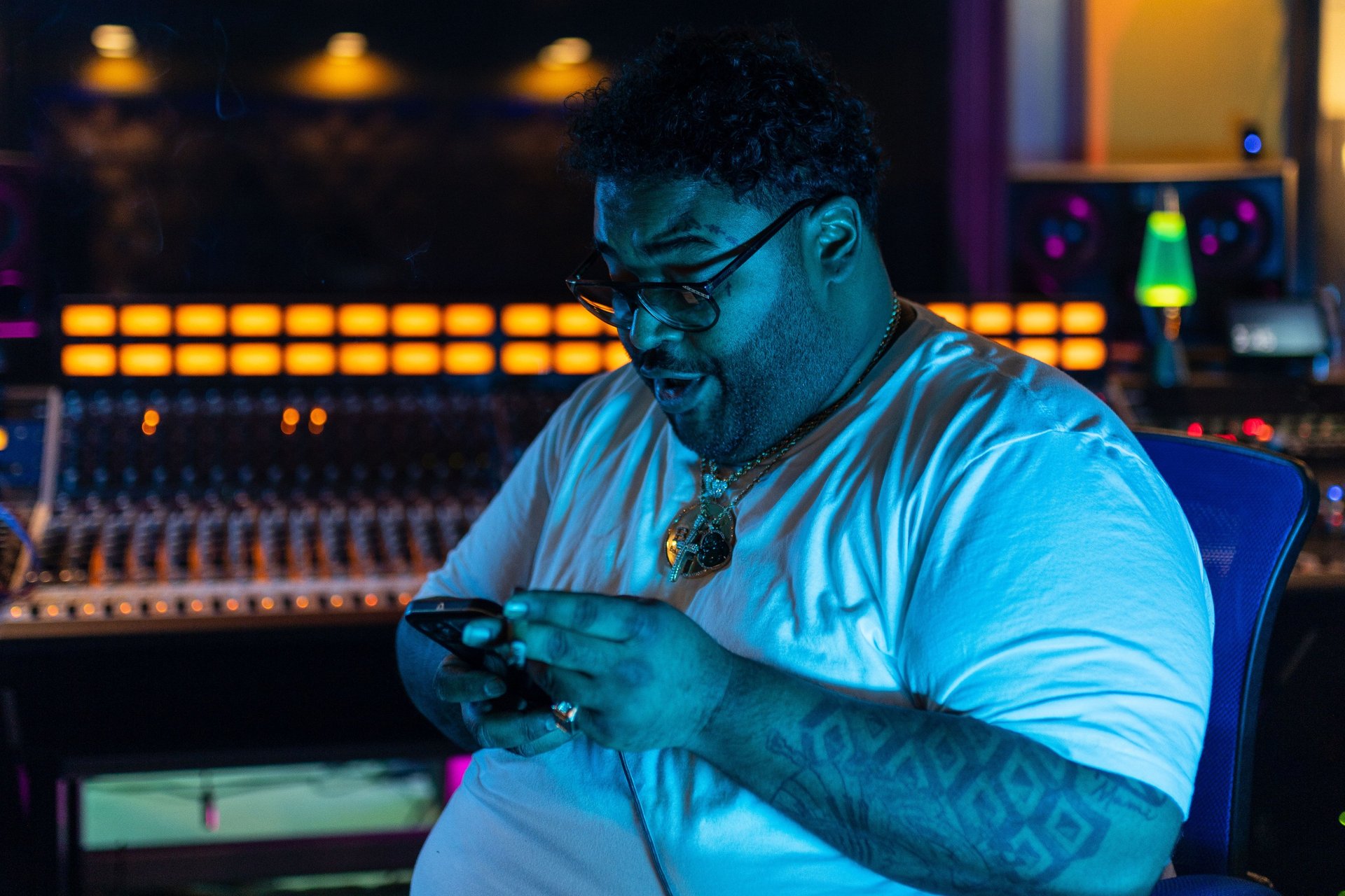 gray computer monitor