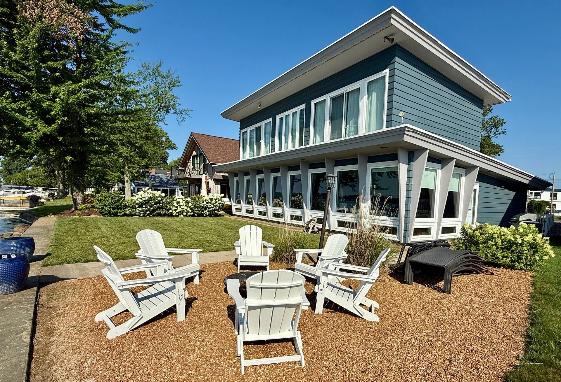 black and white bed linen