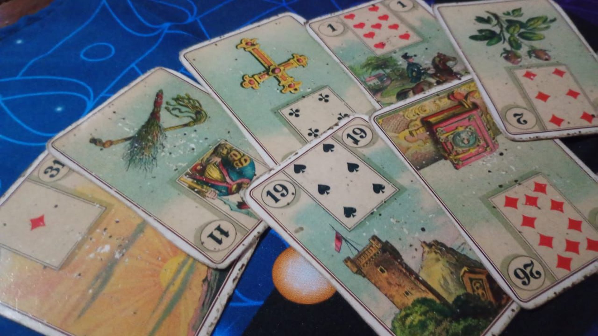 gray computer monitor