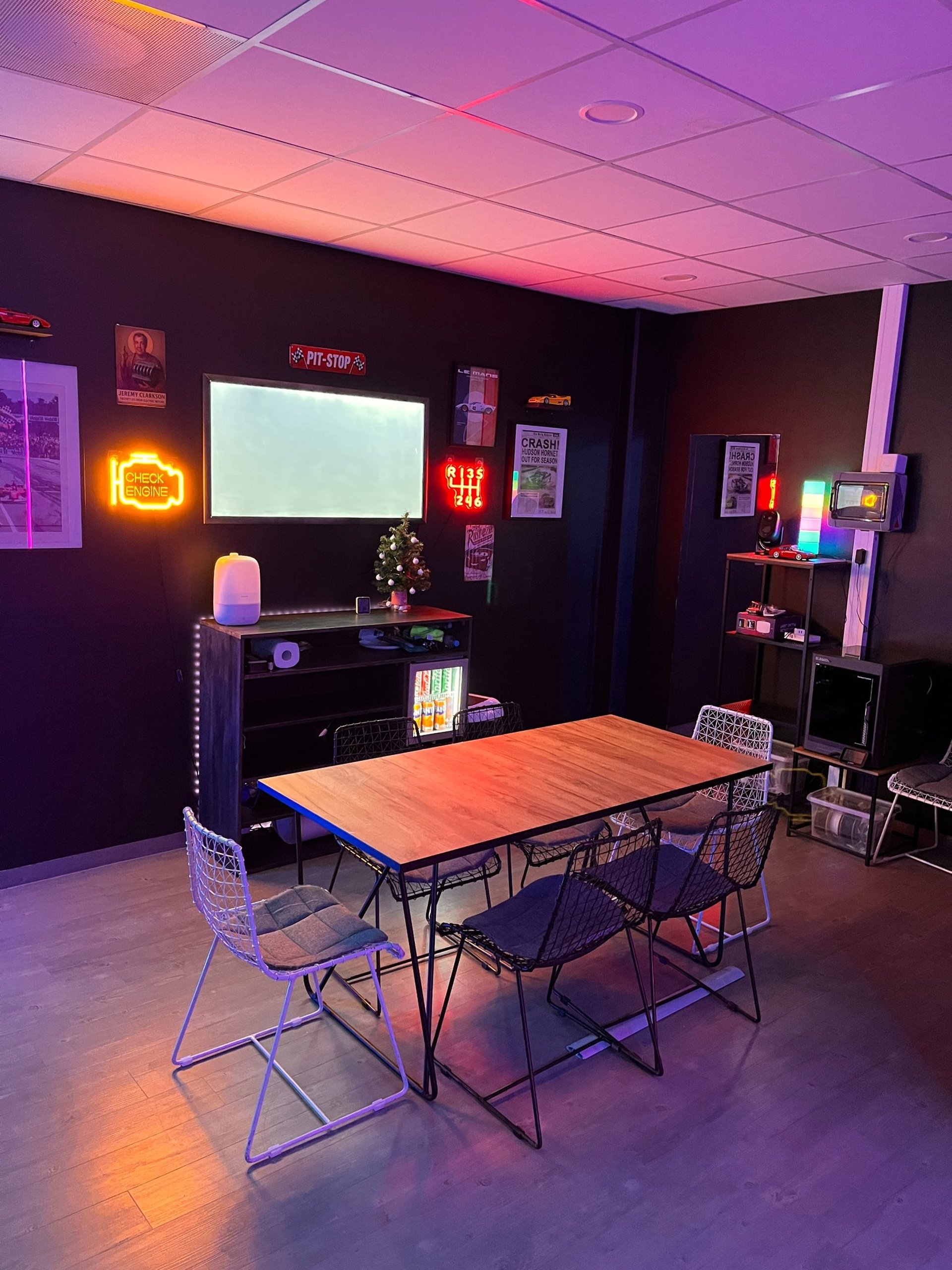 gray computer monitor