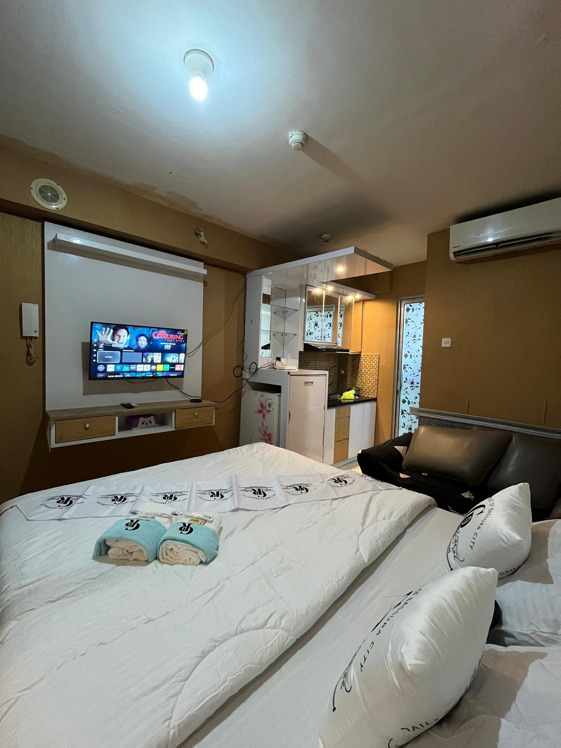 gray computer monitor