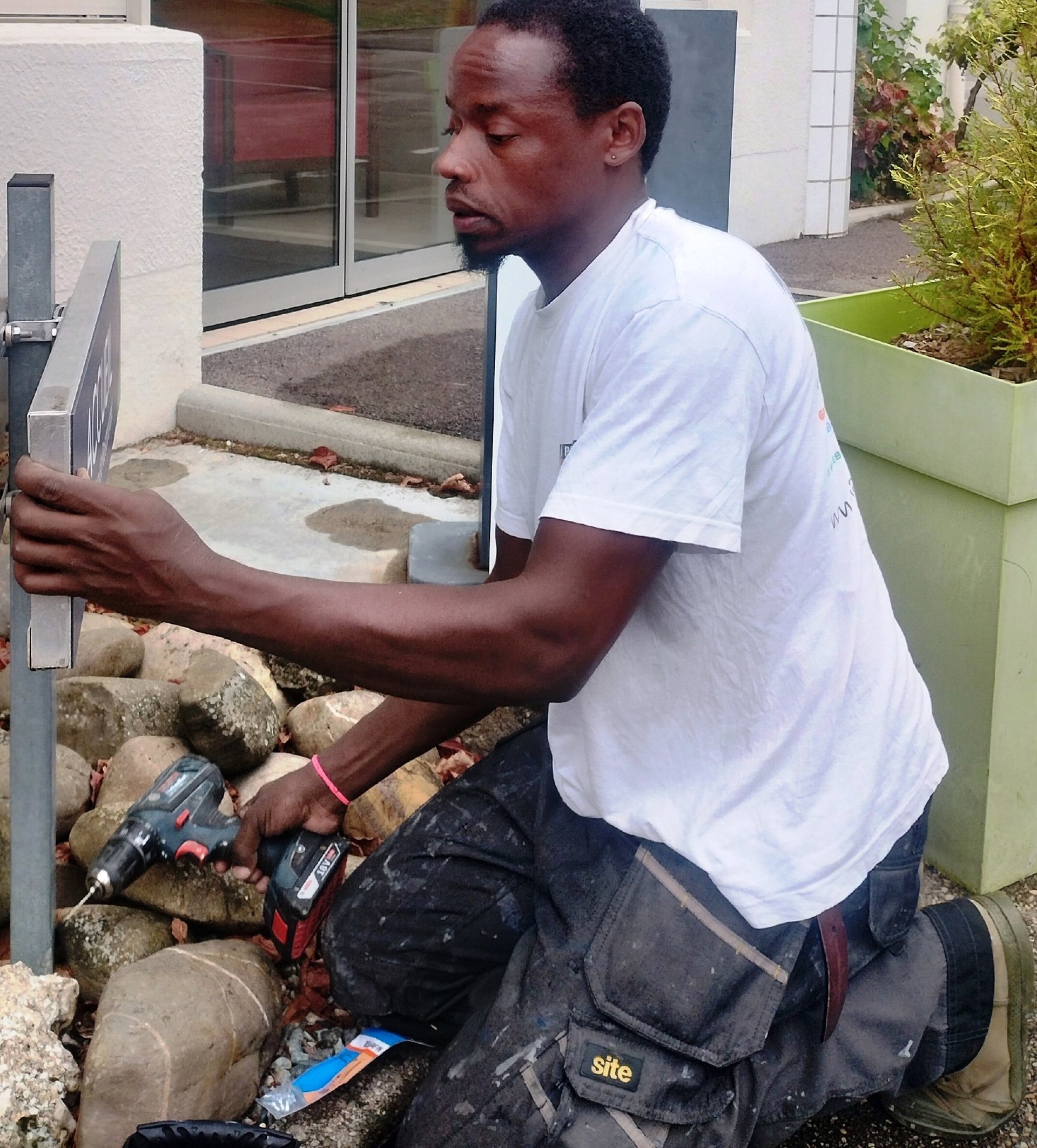 gray computer monitor