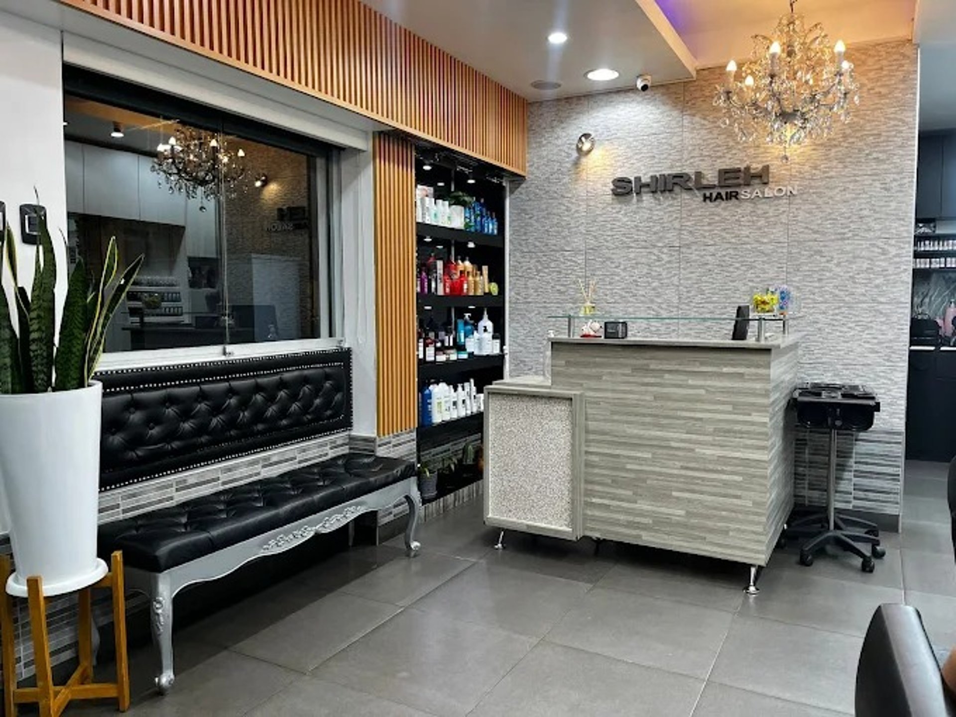 gray computer monitor