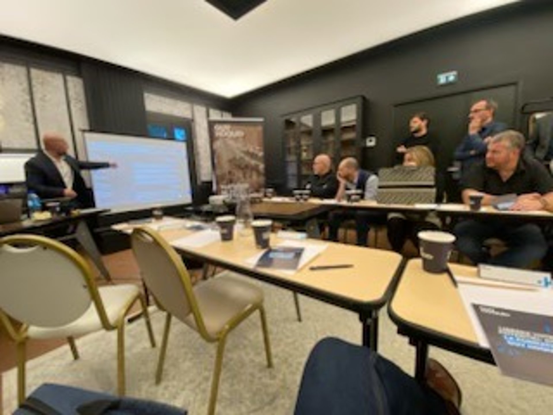 gray computer monitor