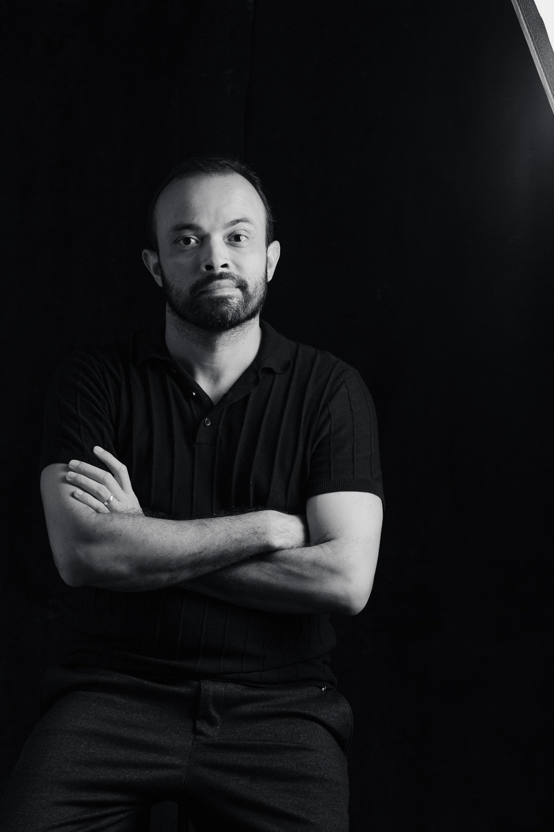 gray computer monitor