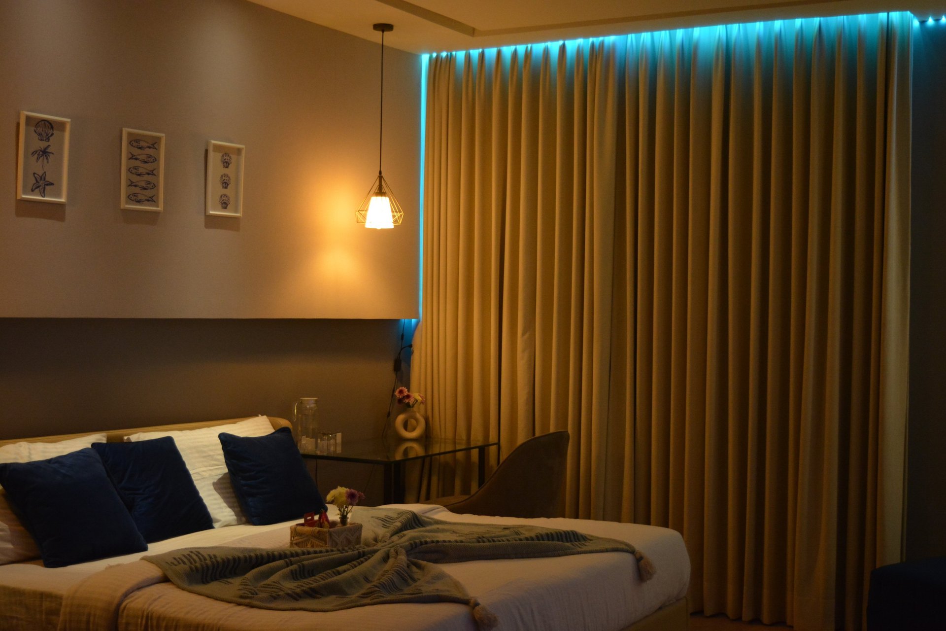 black and white bed linen