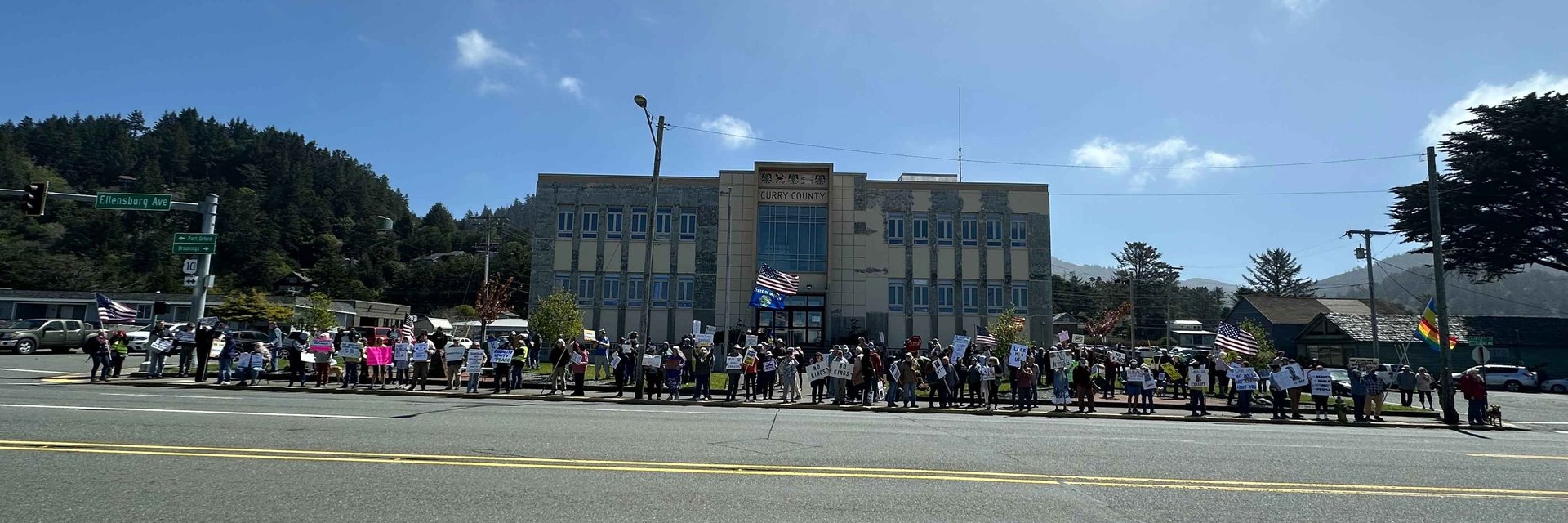 gray computer monitor