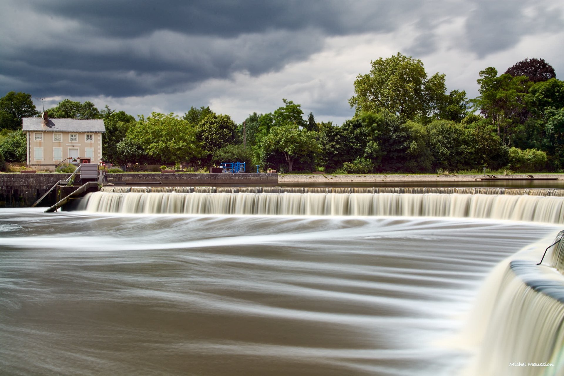 gray computer monitor