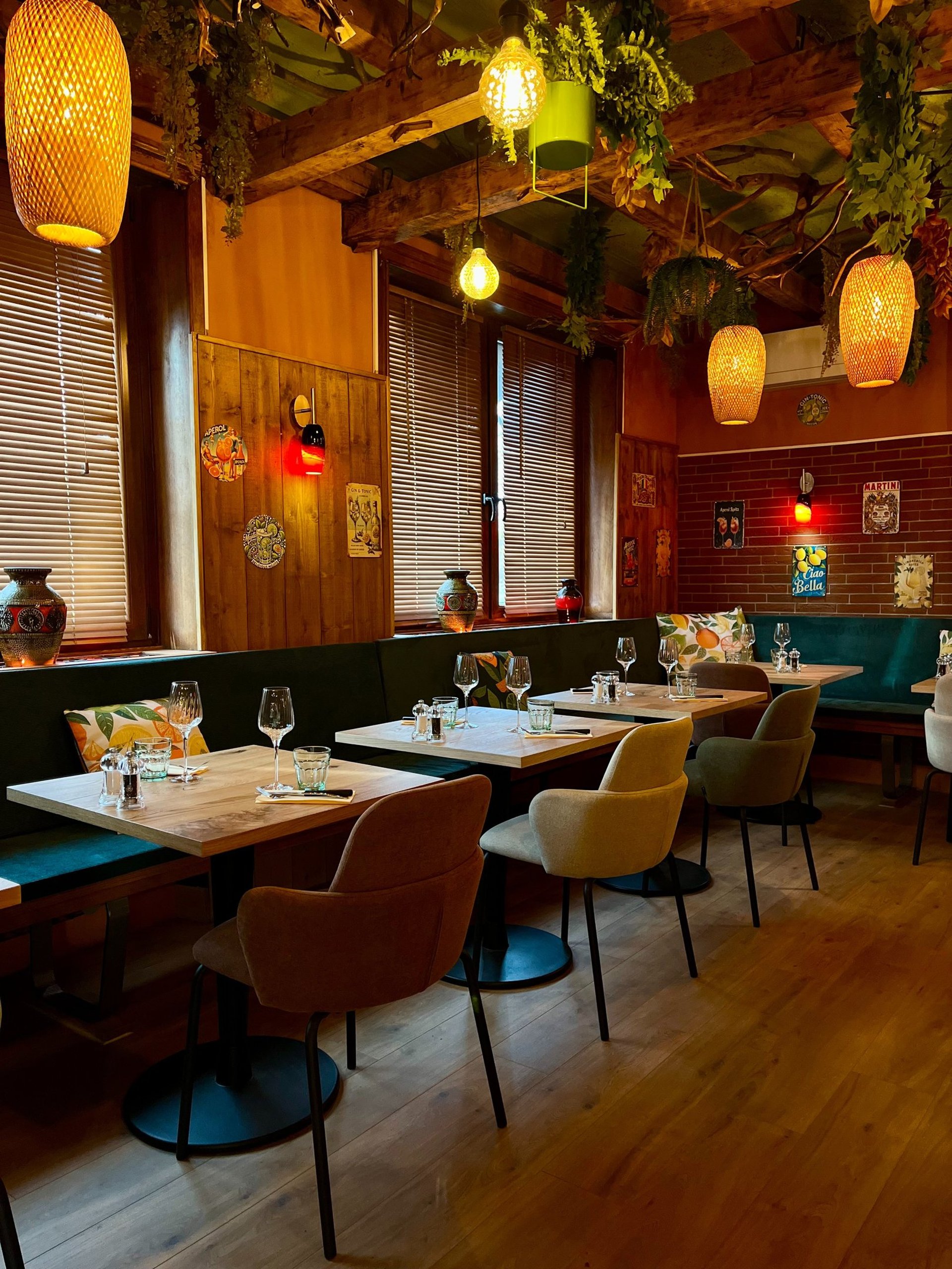 gray computer monitor