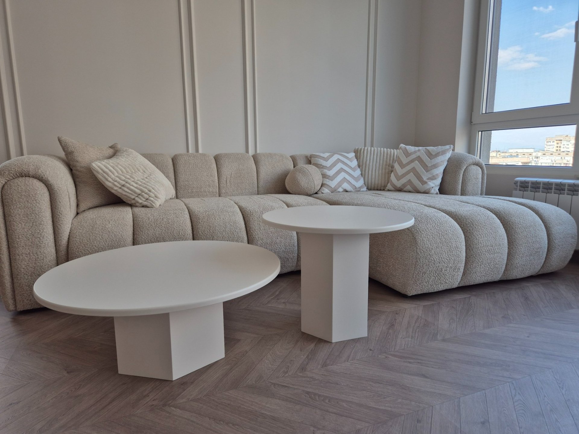 всекидневна с мека мебел по поръчка и холни маси – интериорен проект BrosMebel