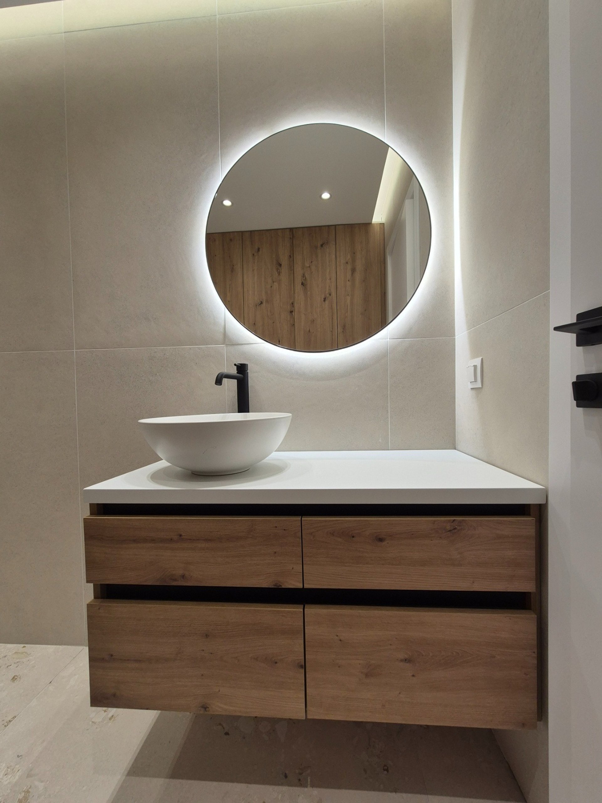 шкаф за баня  от с LED огледало и мебели по поръчка – реализиран проект BrosMebel