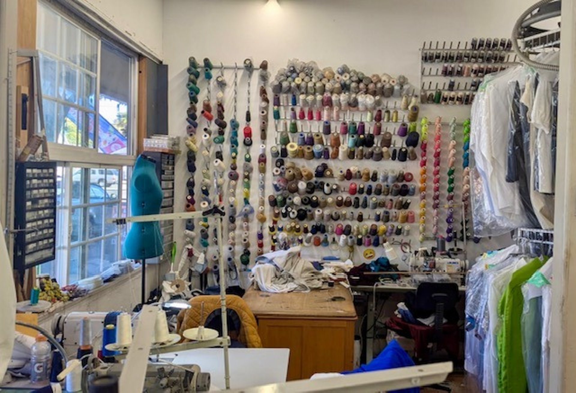 gray computer monitor