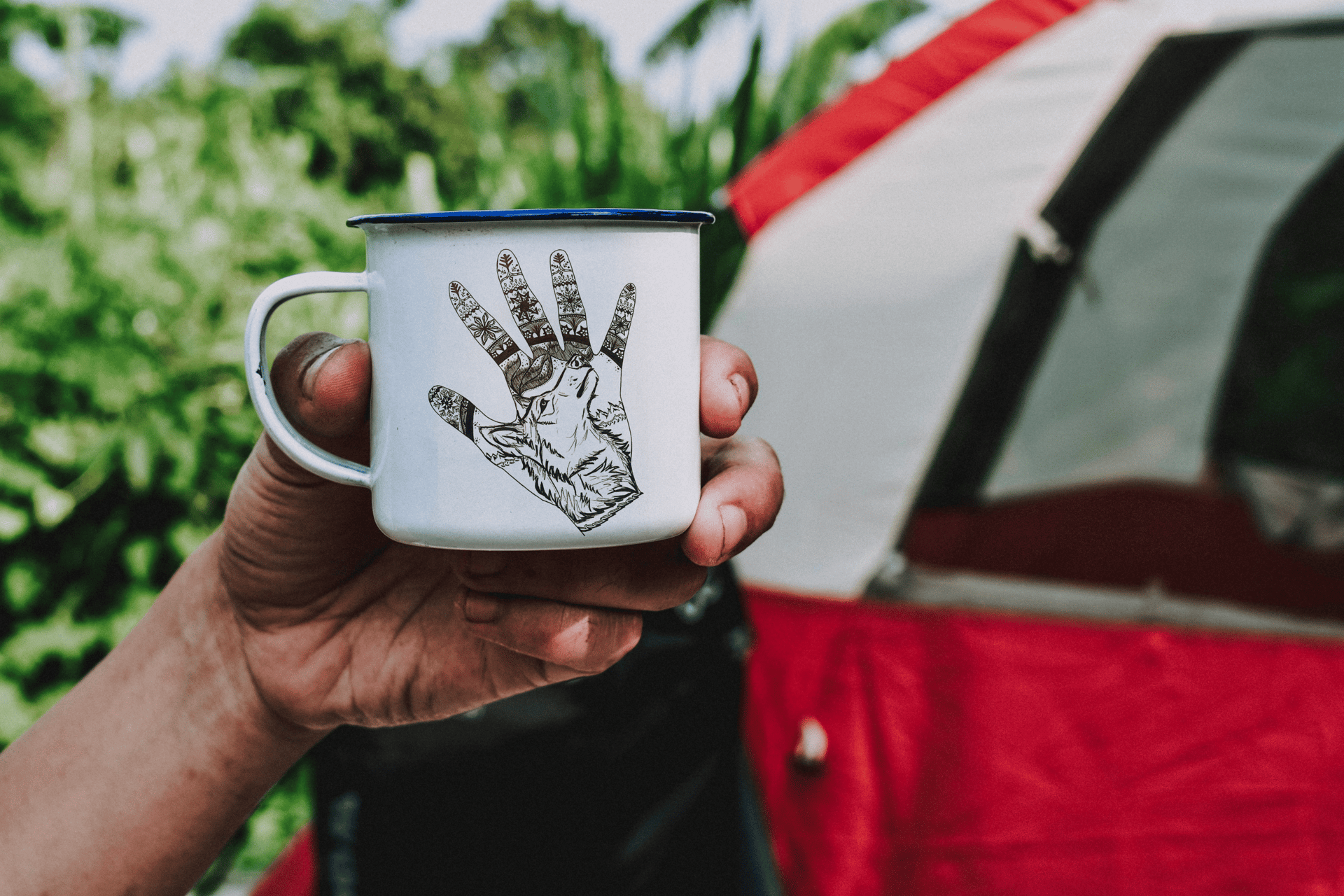 Gepersonaliseerde handomtrek tekening met wolf geprint op emaille mok camping