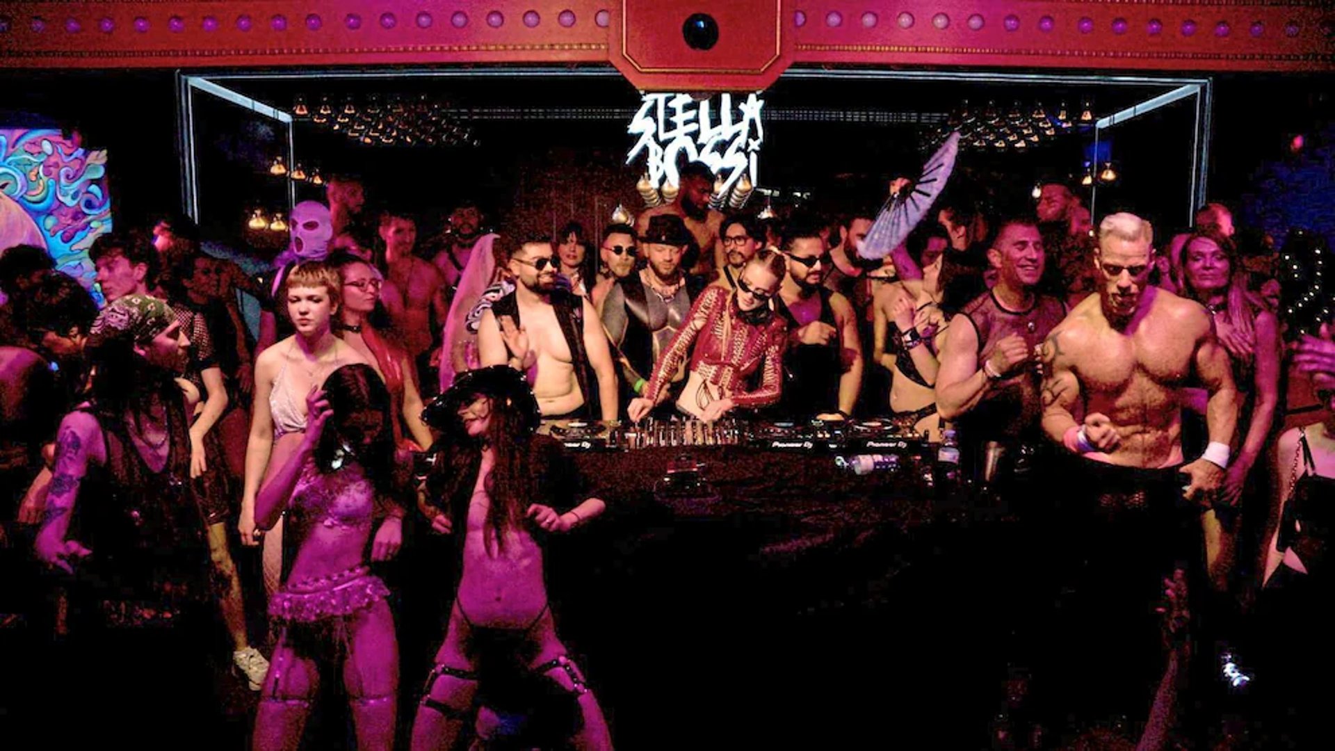 black and white bed linen