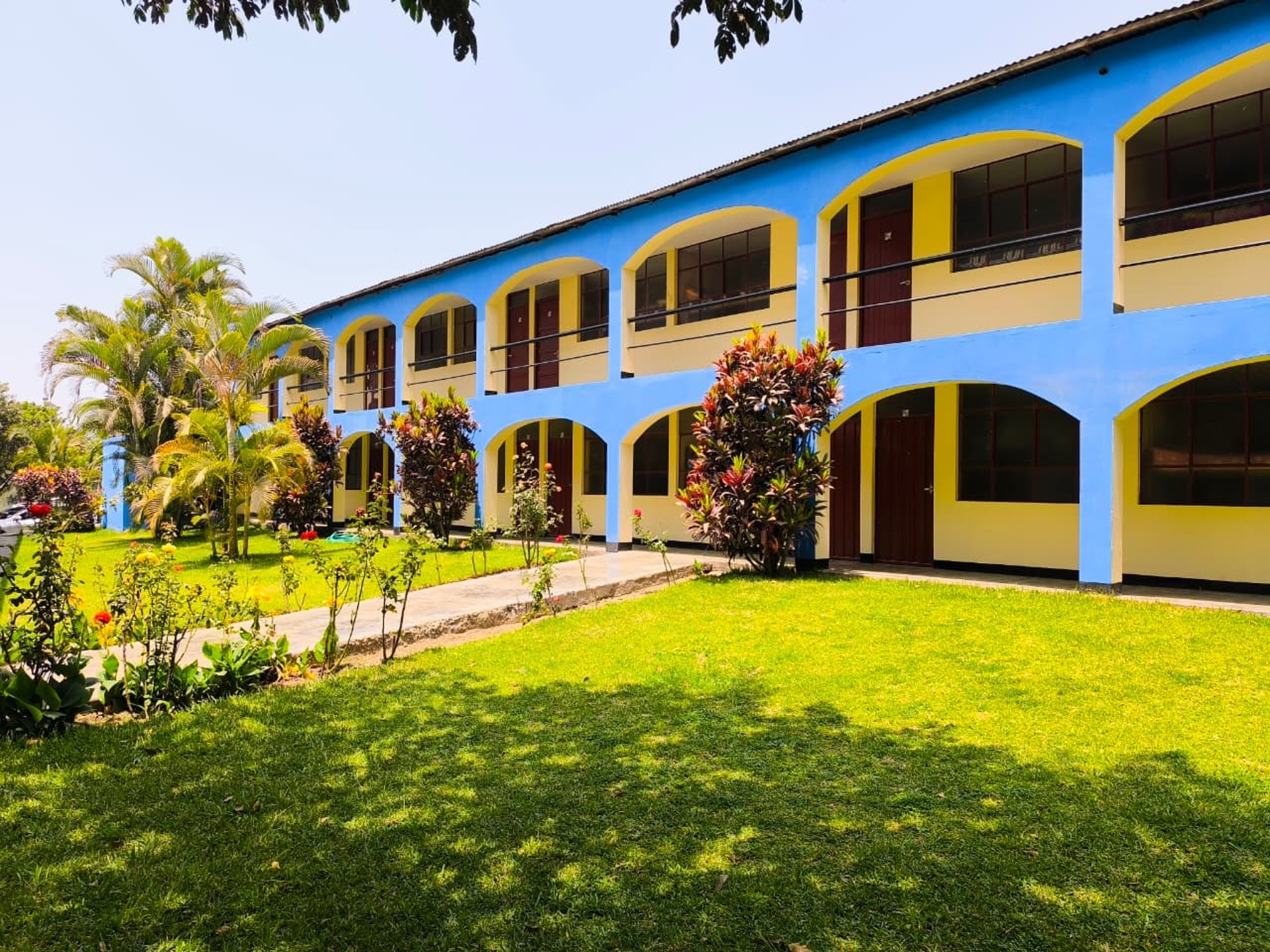 black and white bed linen