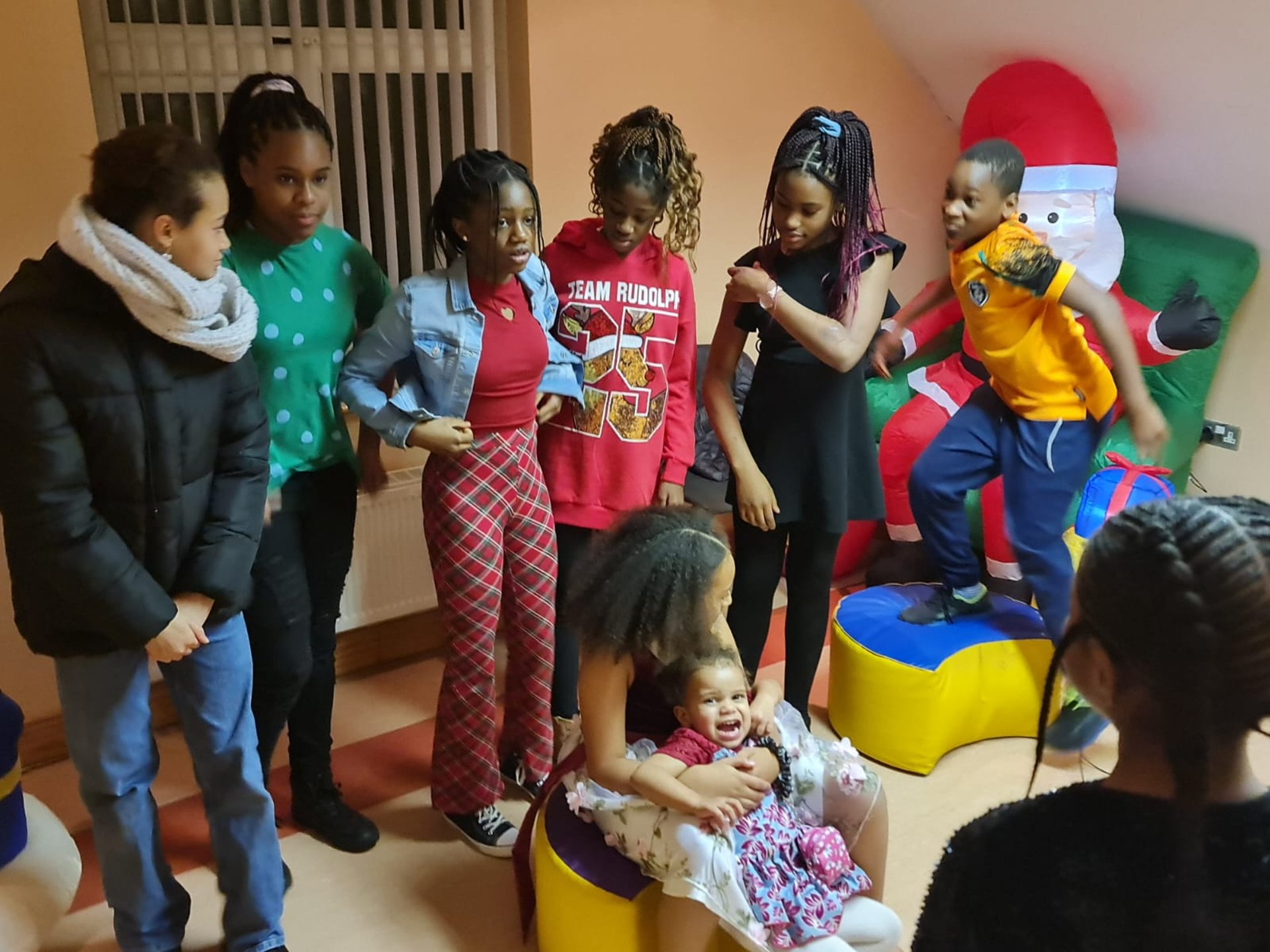 gray computer monitor