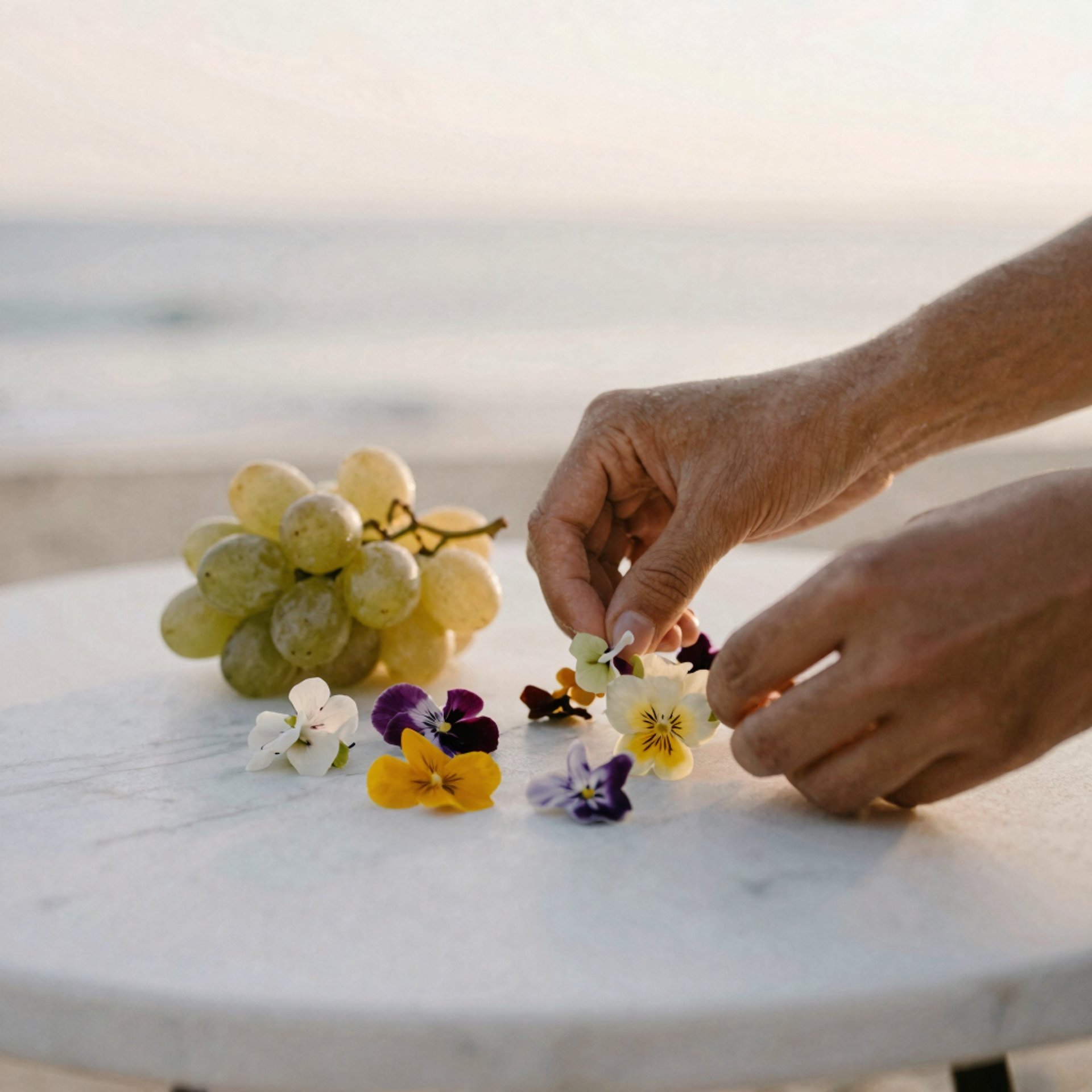 Uvas y flores comestibles , elementos que embellecen y complementan un montaje premium