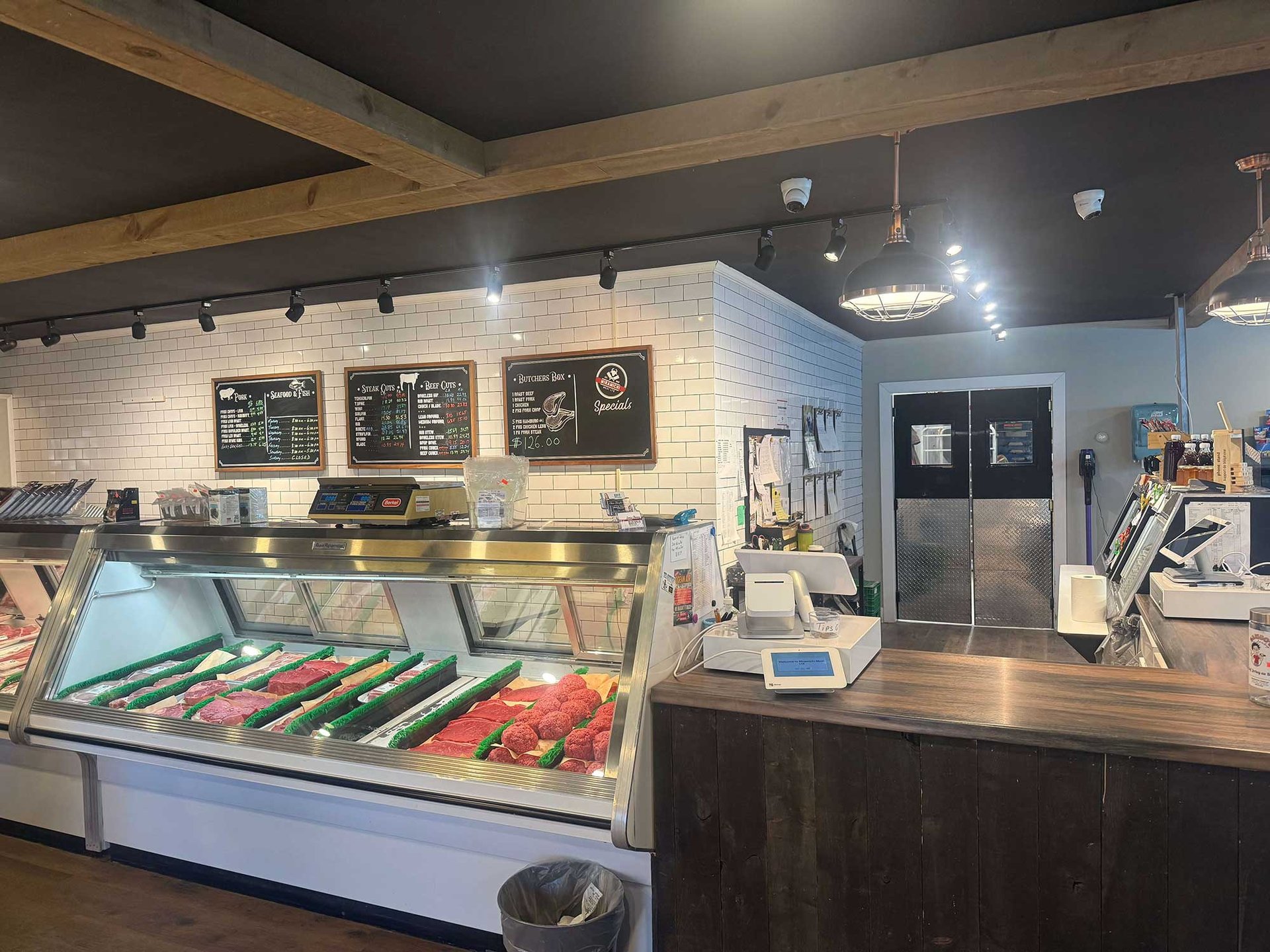 sliced bread with lettuce and tomato