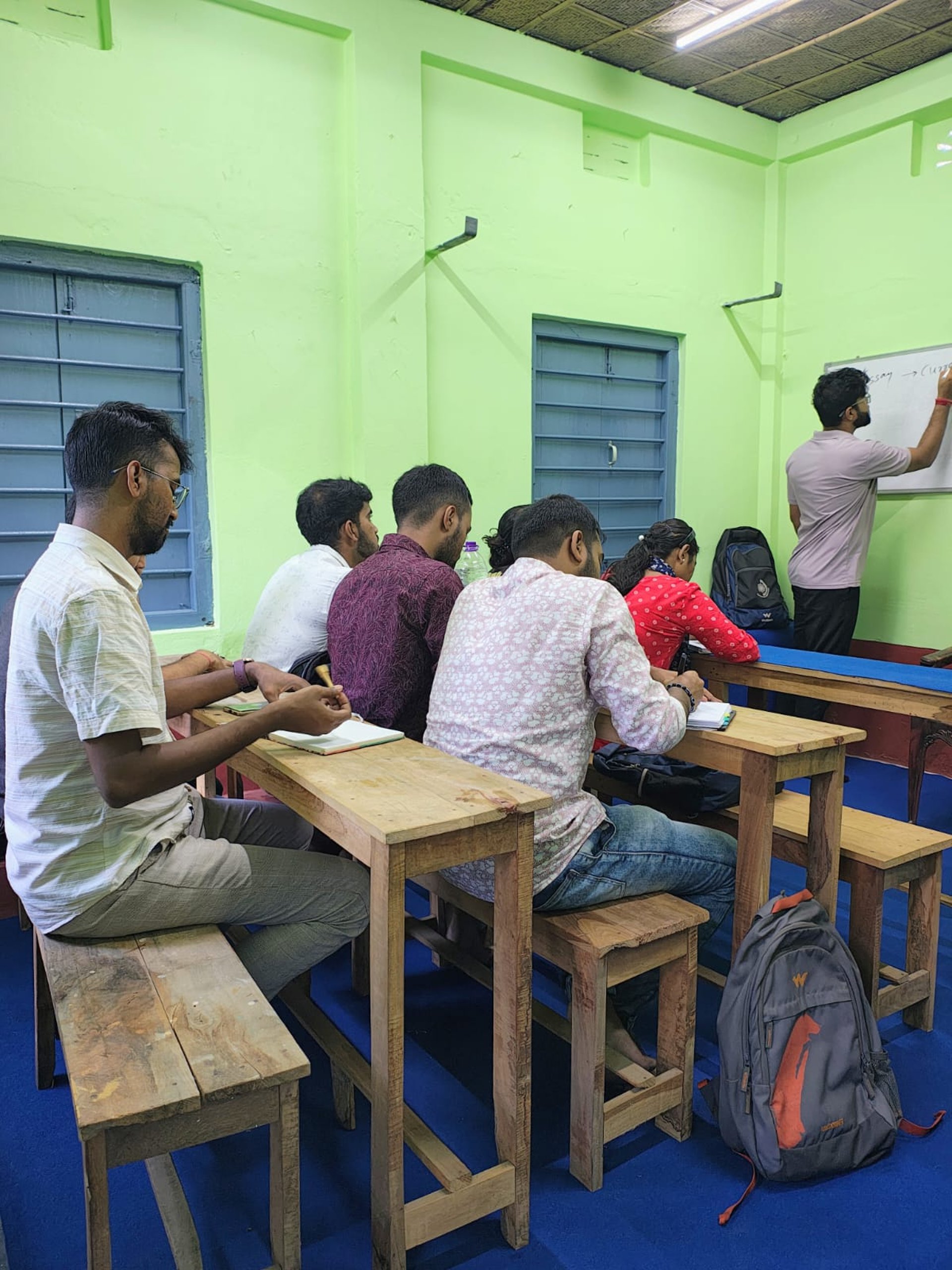 gray computer monitor