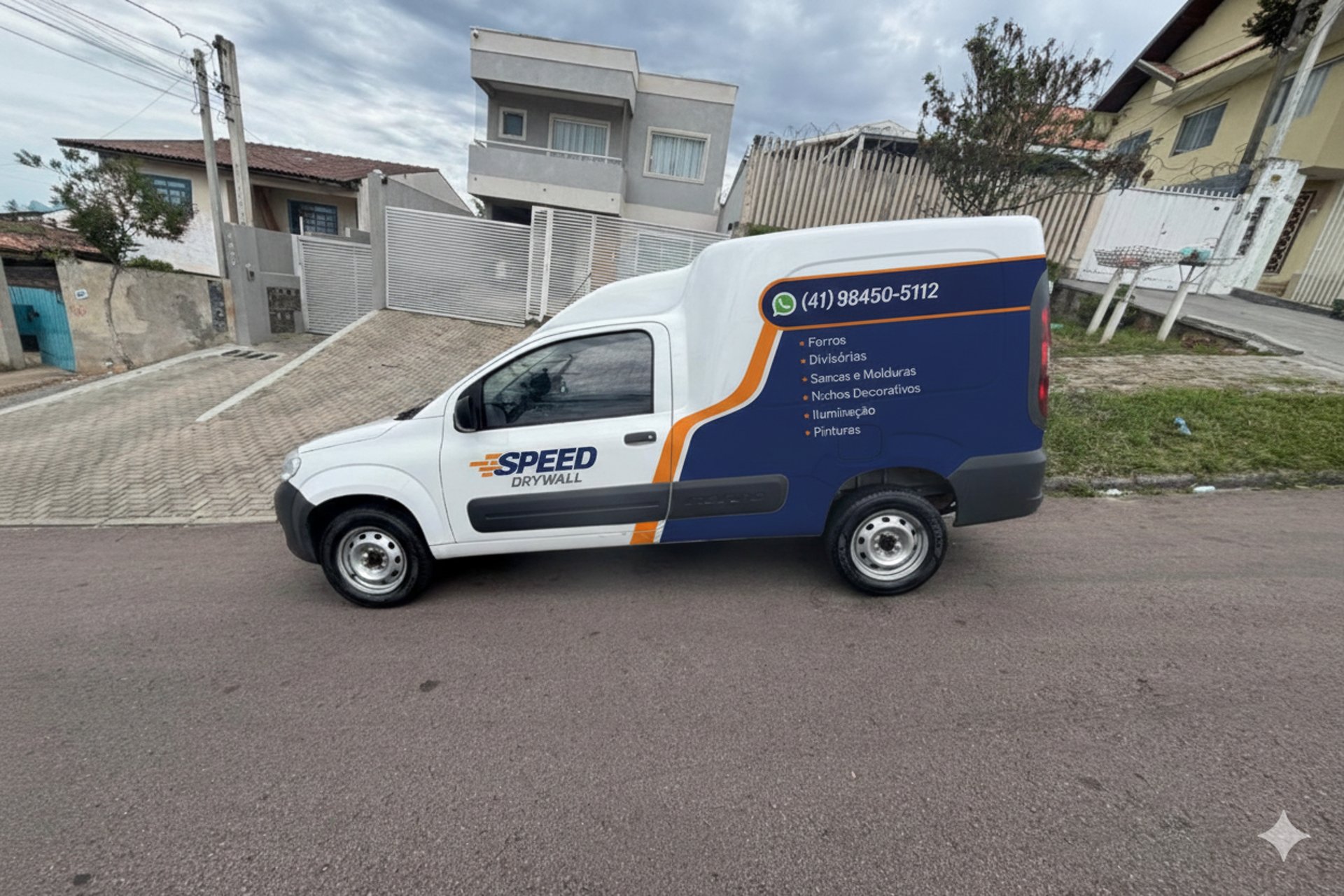 gray computer monitor