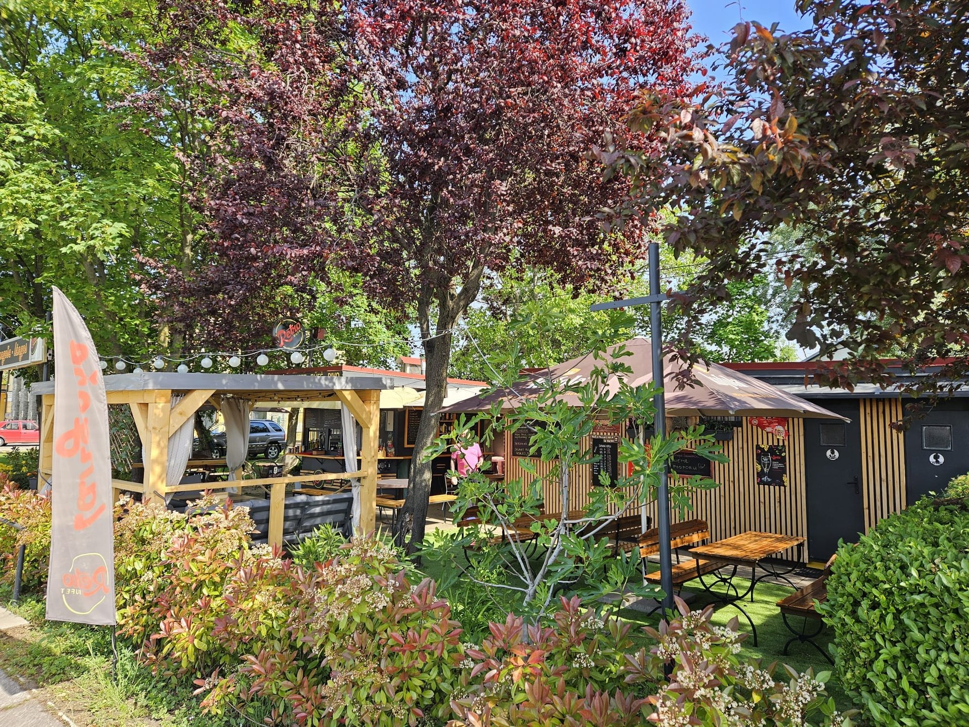 black and white bed linen