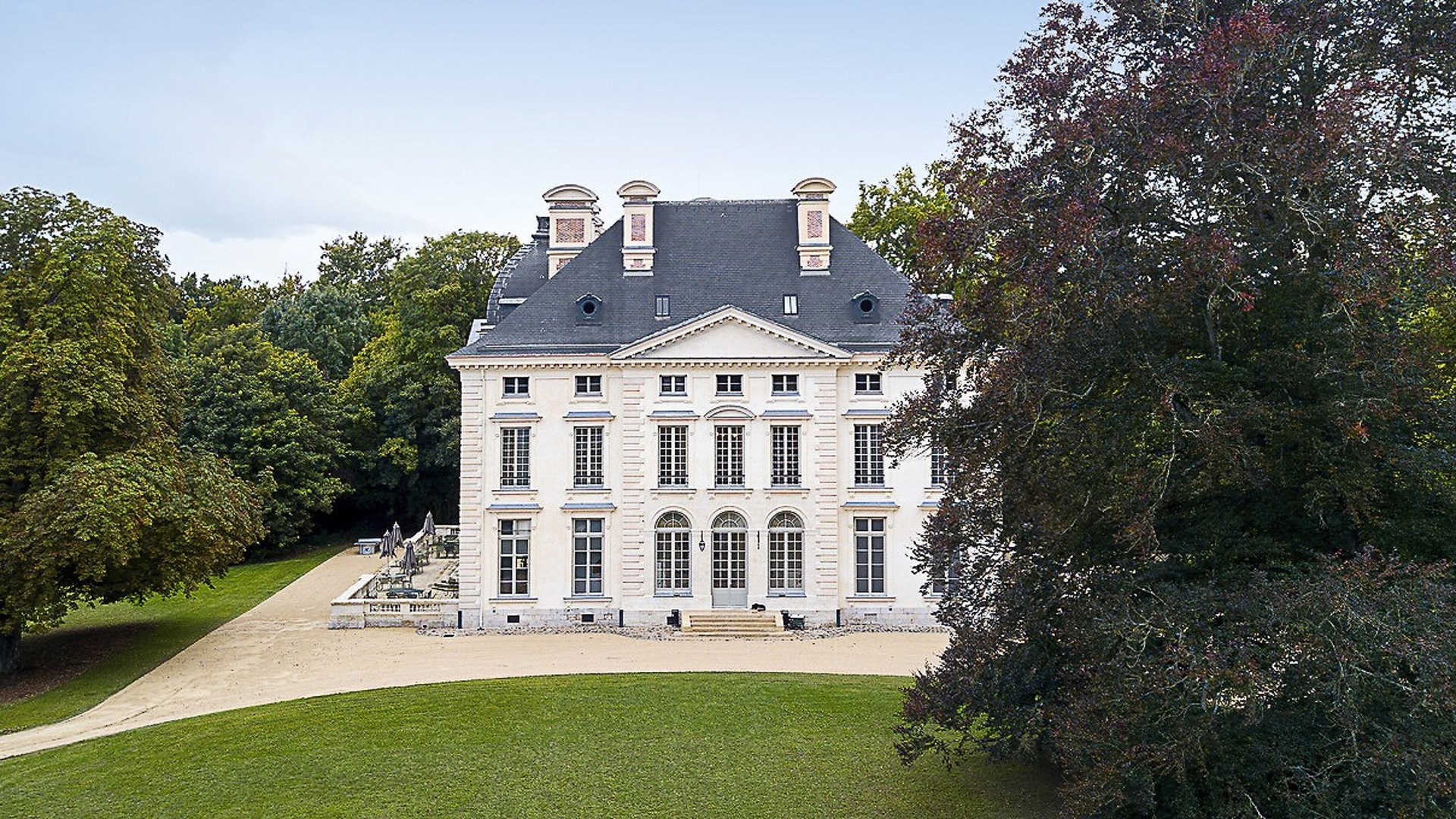 black and white bed linen