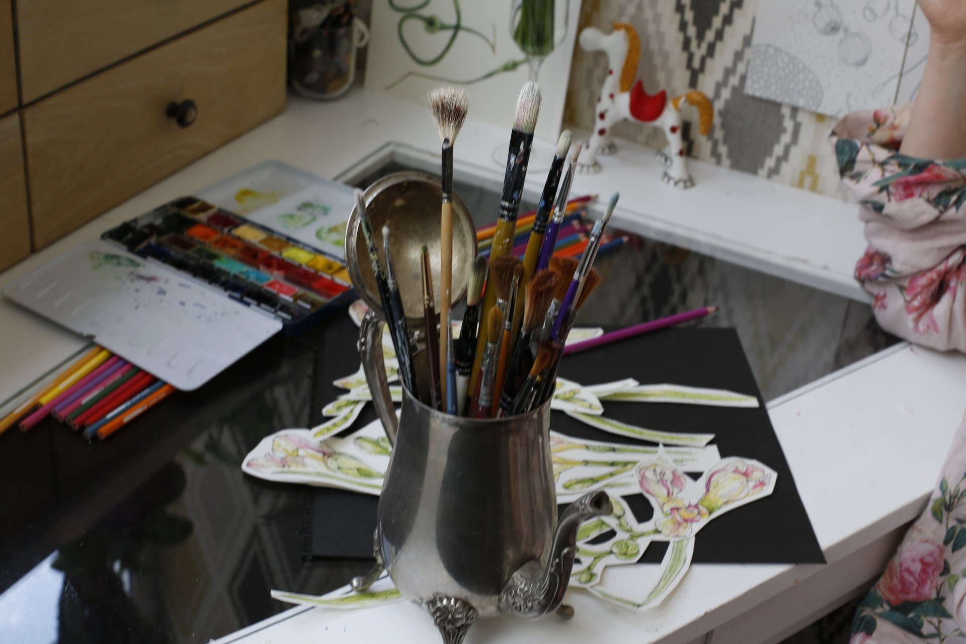 gray computer monitor