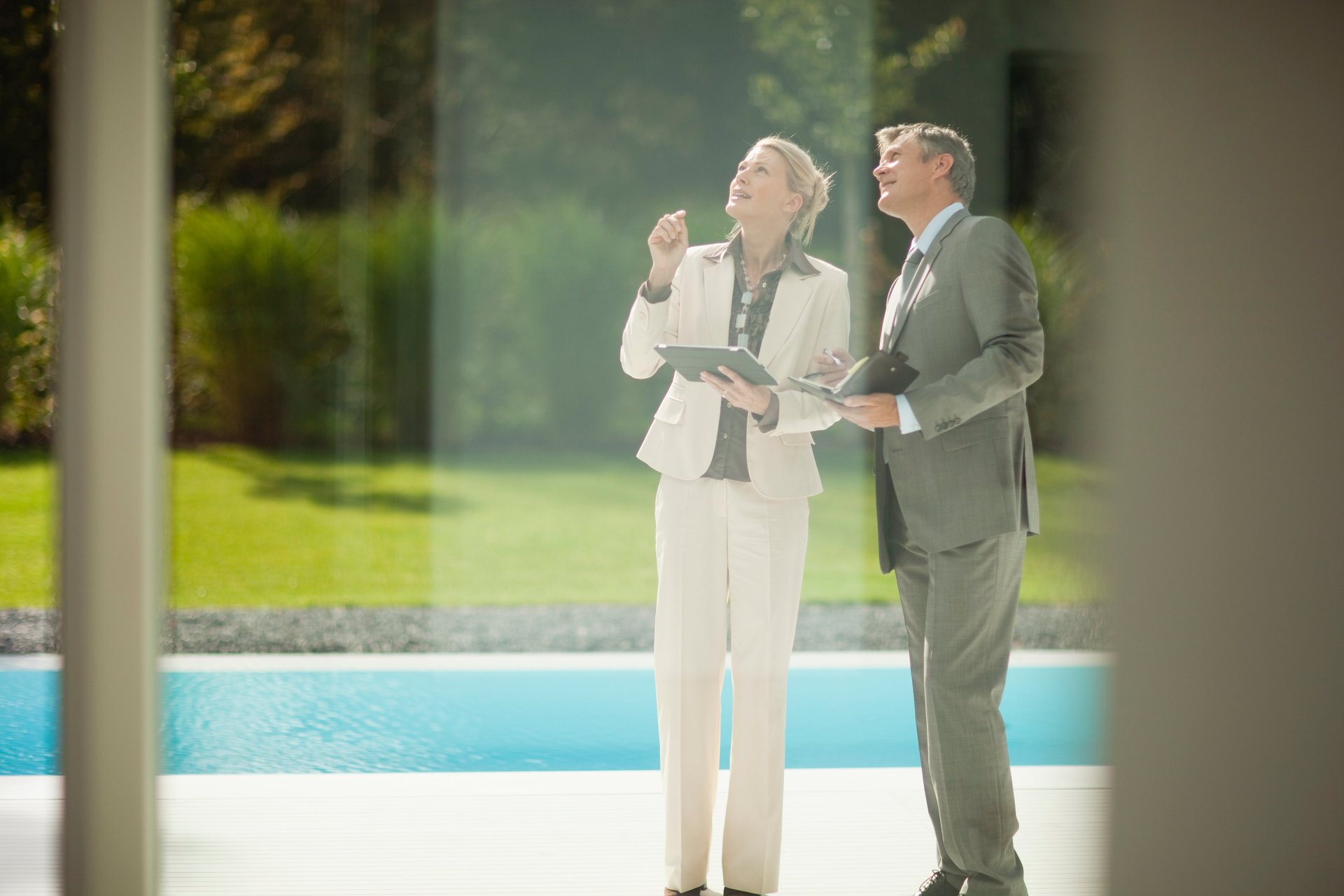 gray computer monitor