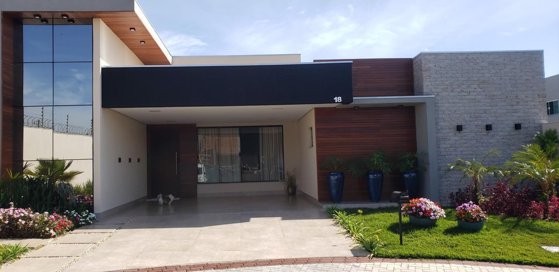 black and white bed linen