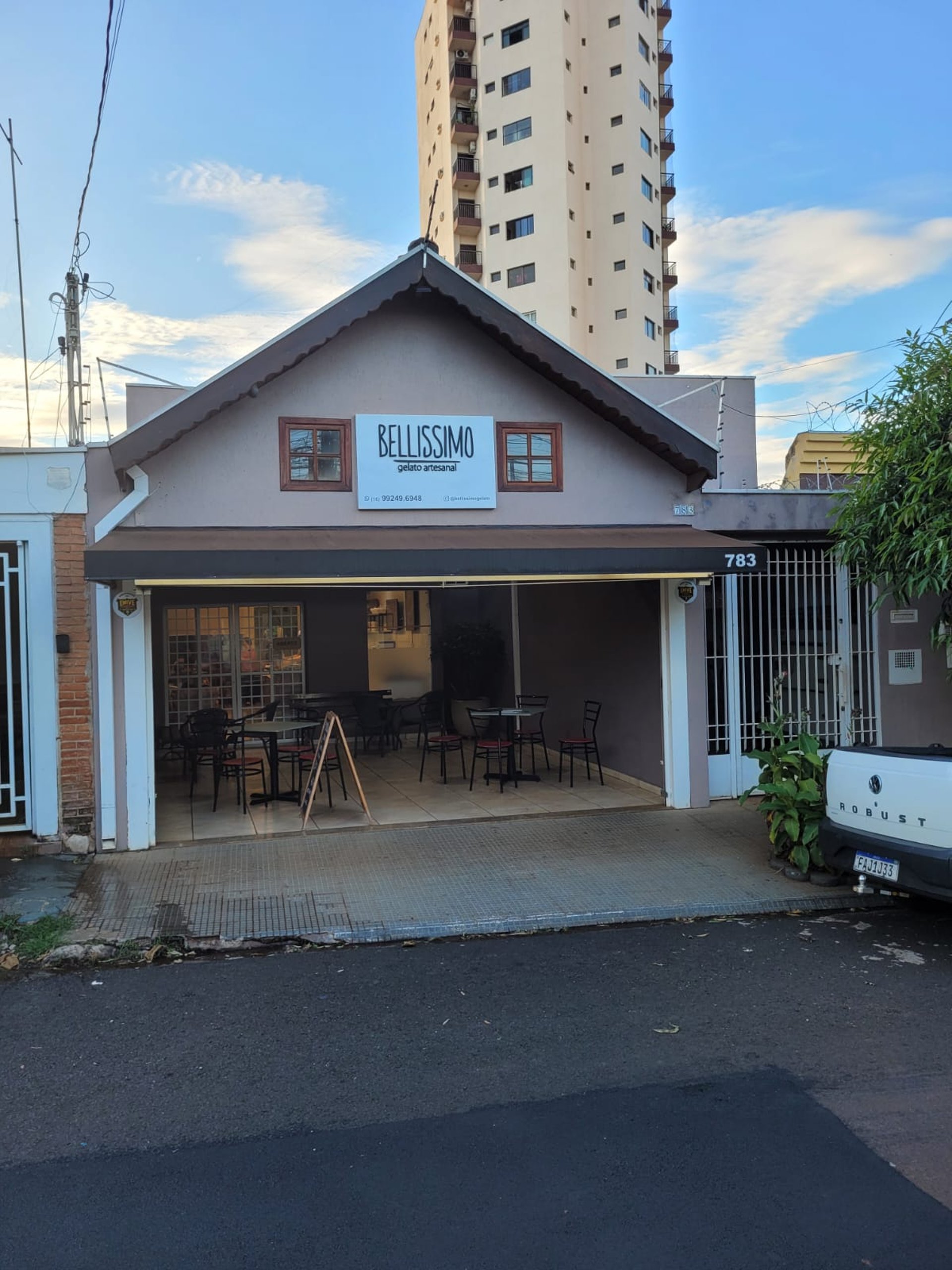 gray computer monitor