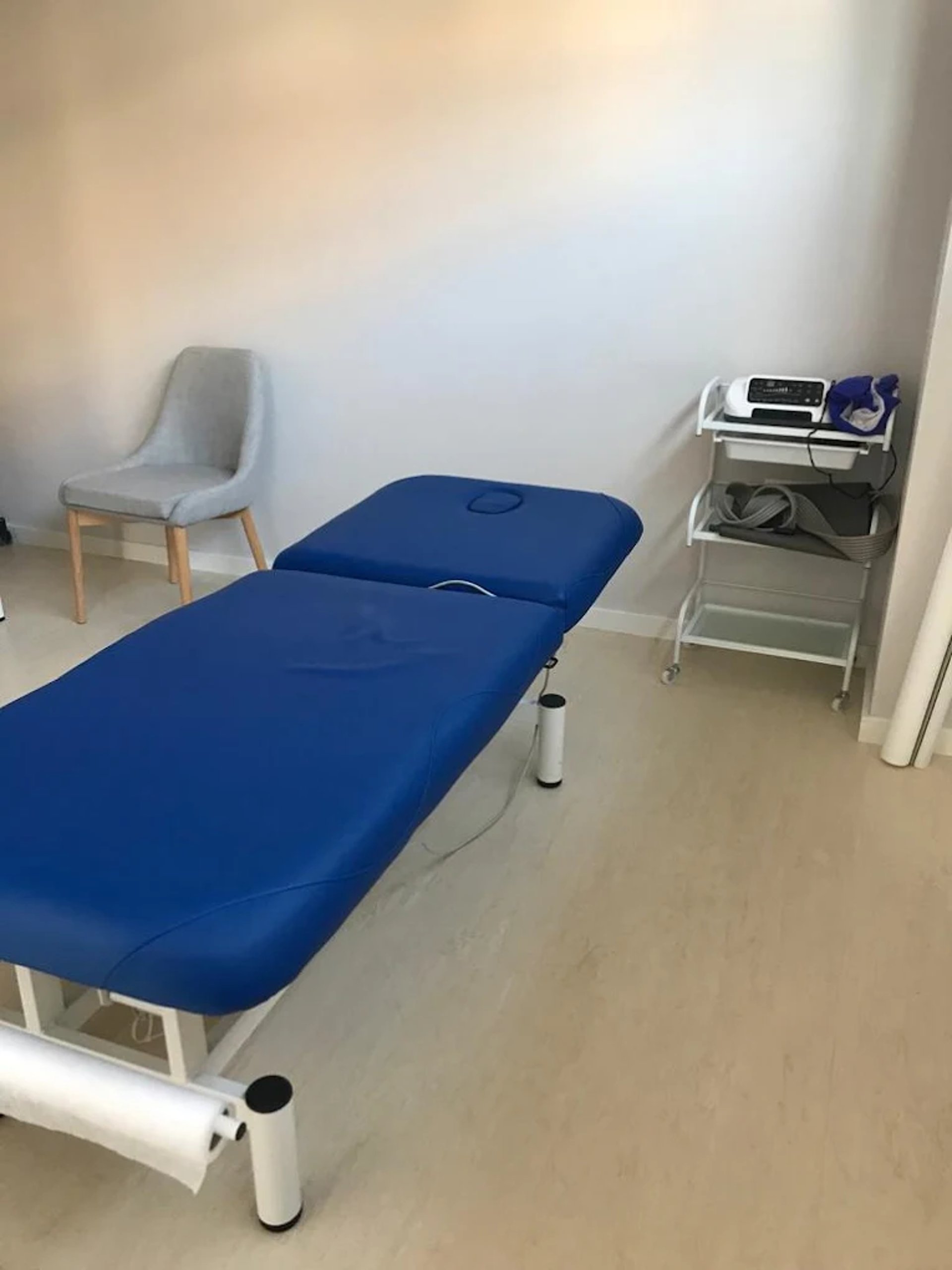 gray computer monitor