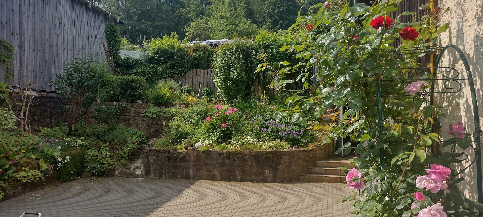 gray computer monitor