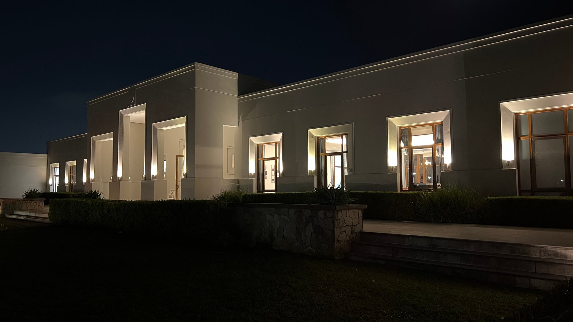 gray computer monitor