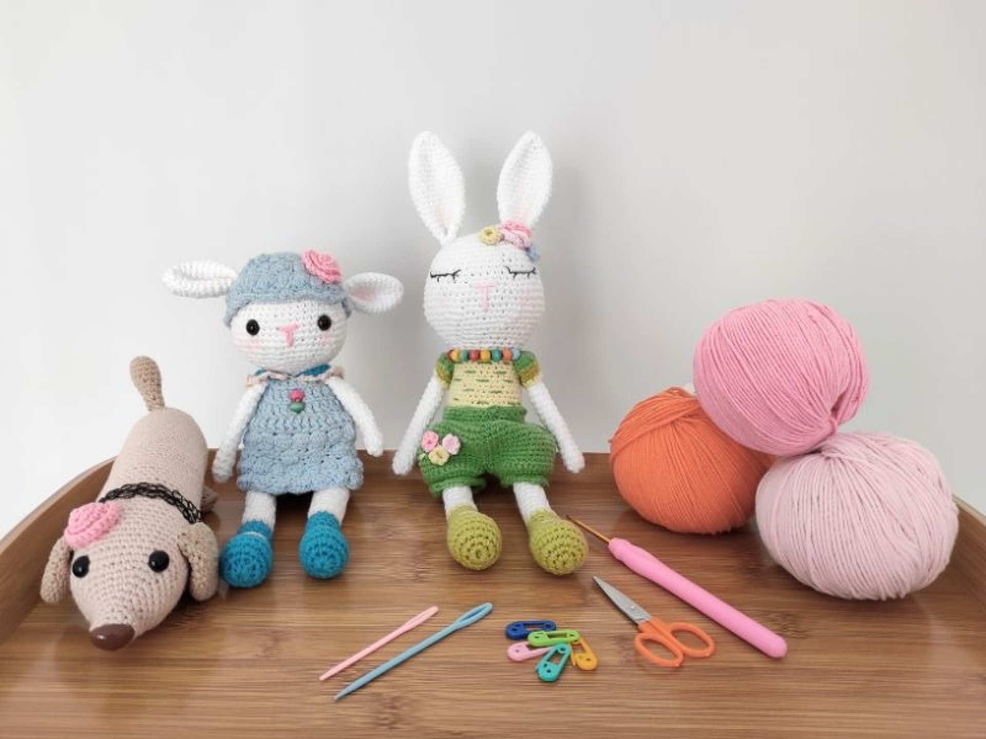 Conjunto de amigurumis artesanales de crochet incluye perro, conejo y oveja con ropa