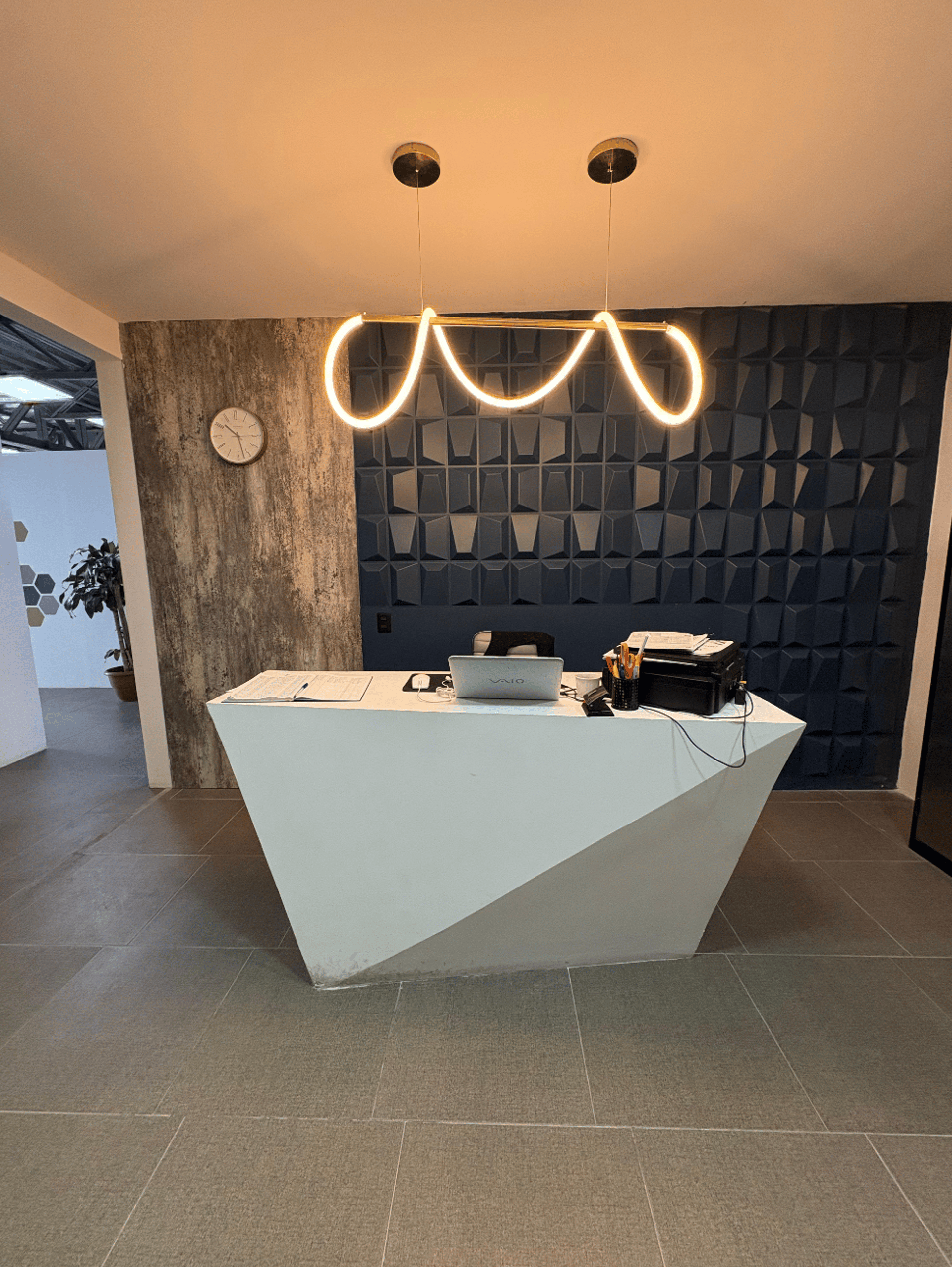 gray computer monitor