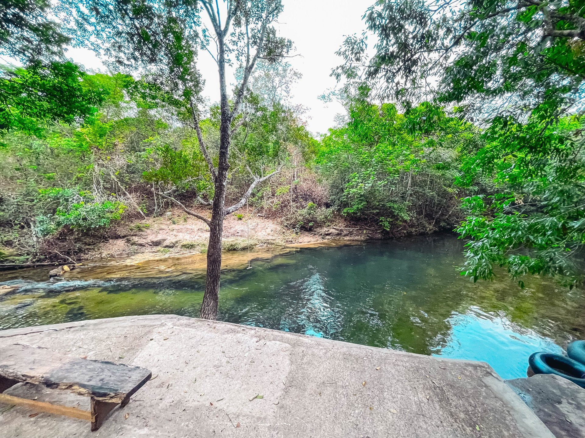 gray computer monitor