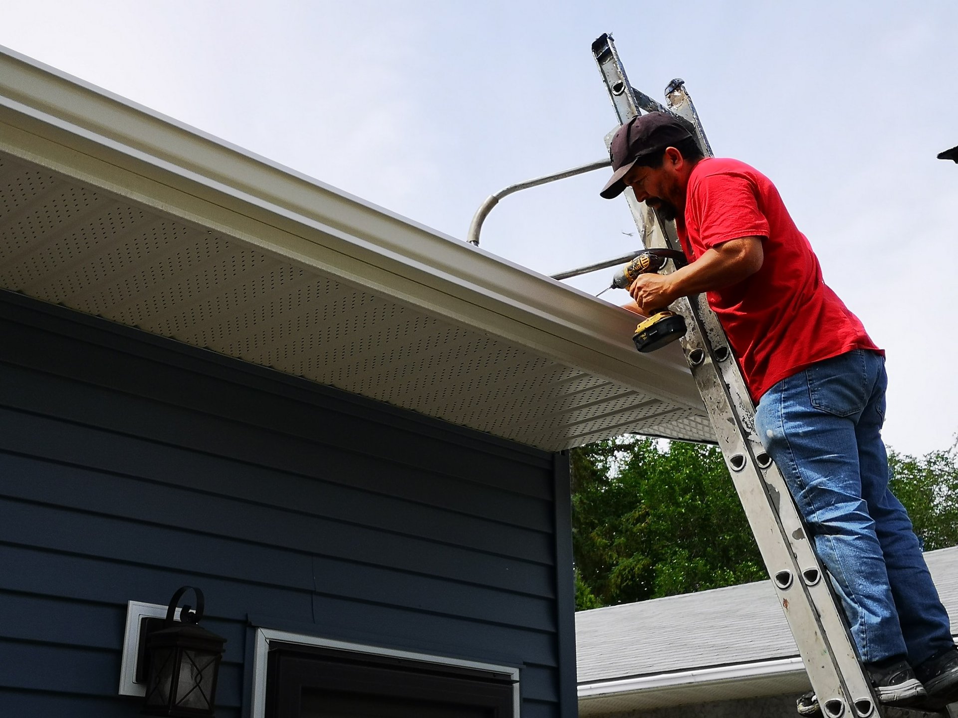 a close up of a roof with a black shinnel